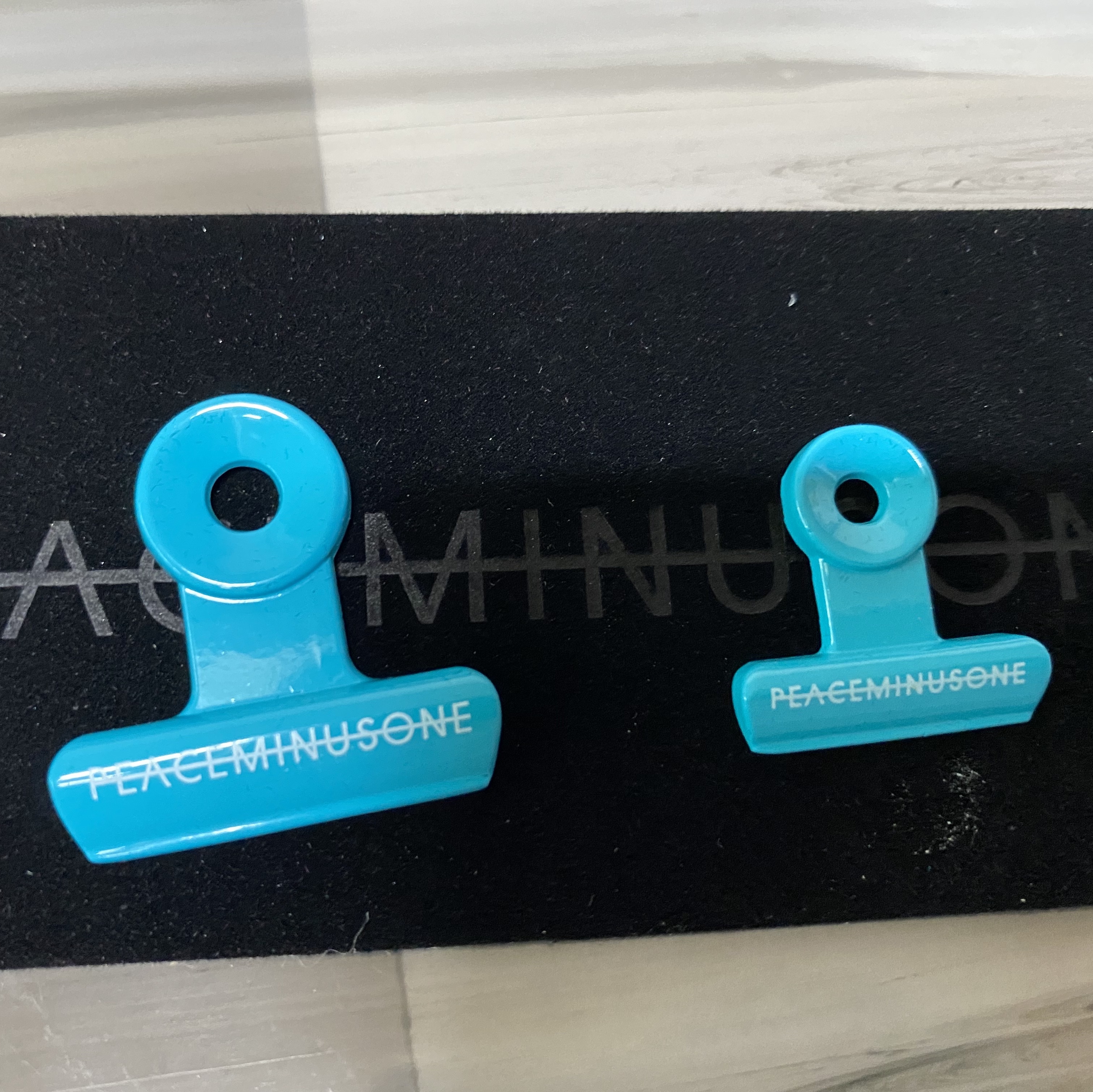 Peaceminusone Bulldog Clip Pin Set #1 Yellow, Peaceminusone Bulldog Clip Pin Set #1 Mint 착용 스타일 - 3