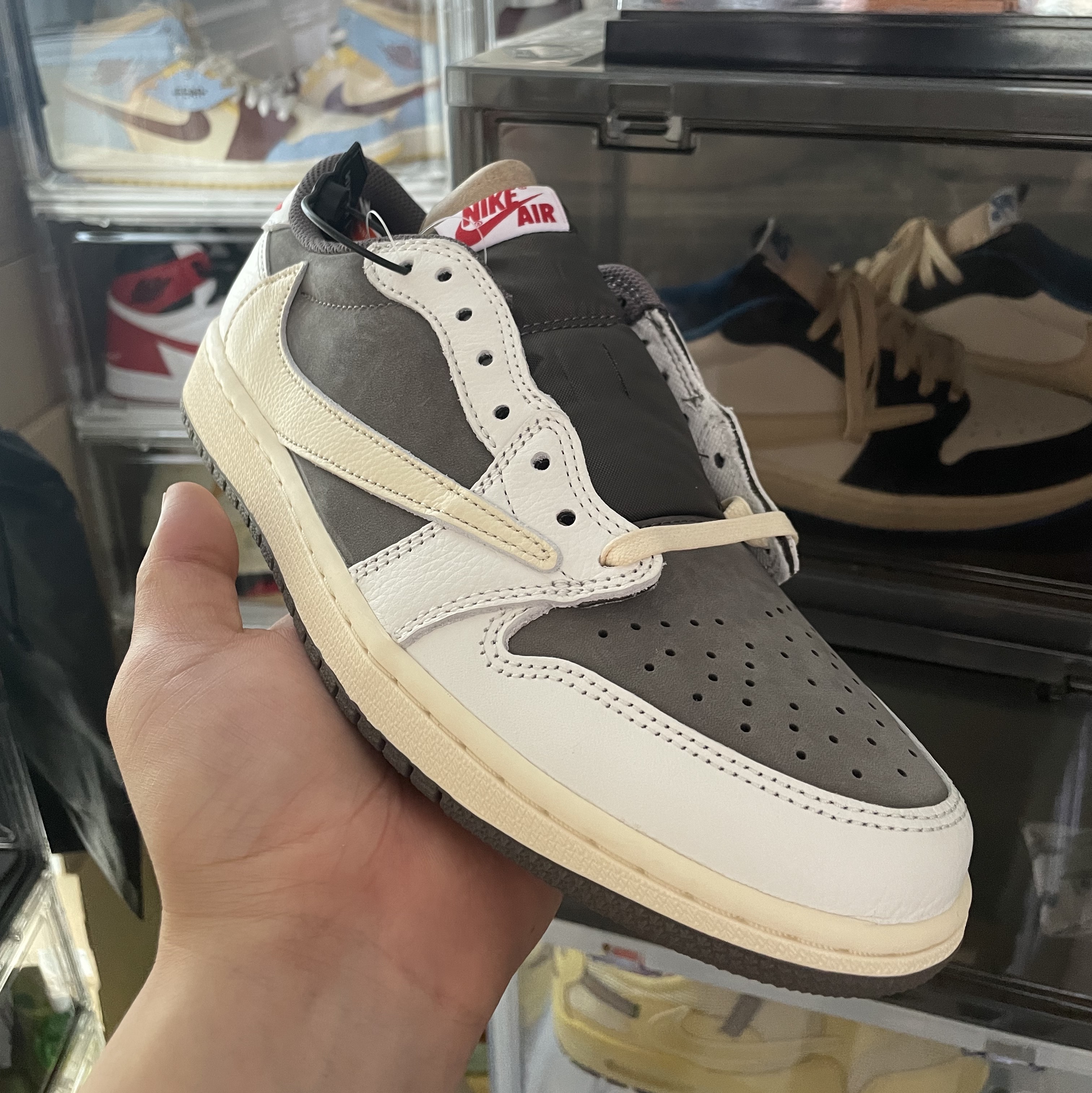 Jordan 1 x Travis Scott Retro Low OG SP Sail and Ridgerock 착용 스타일 - 3