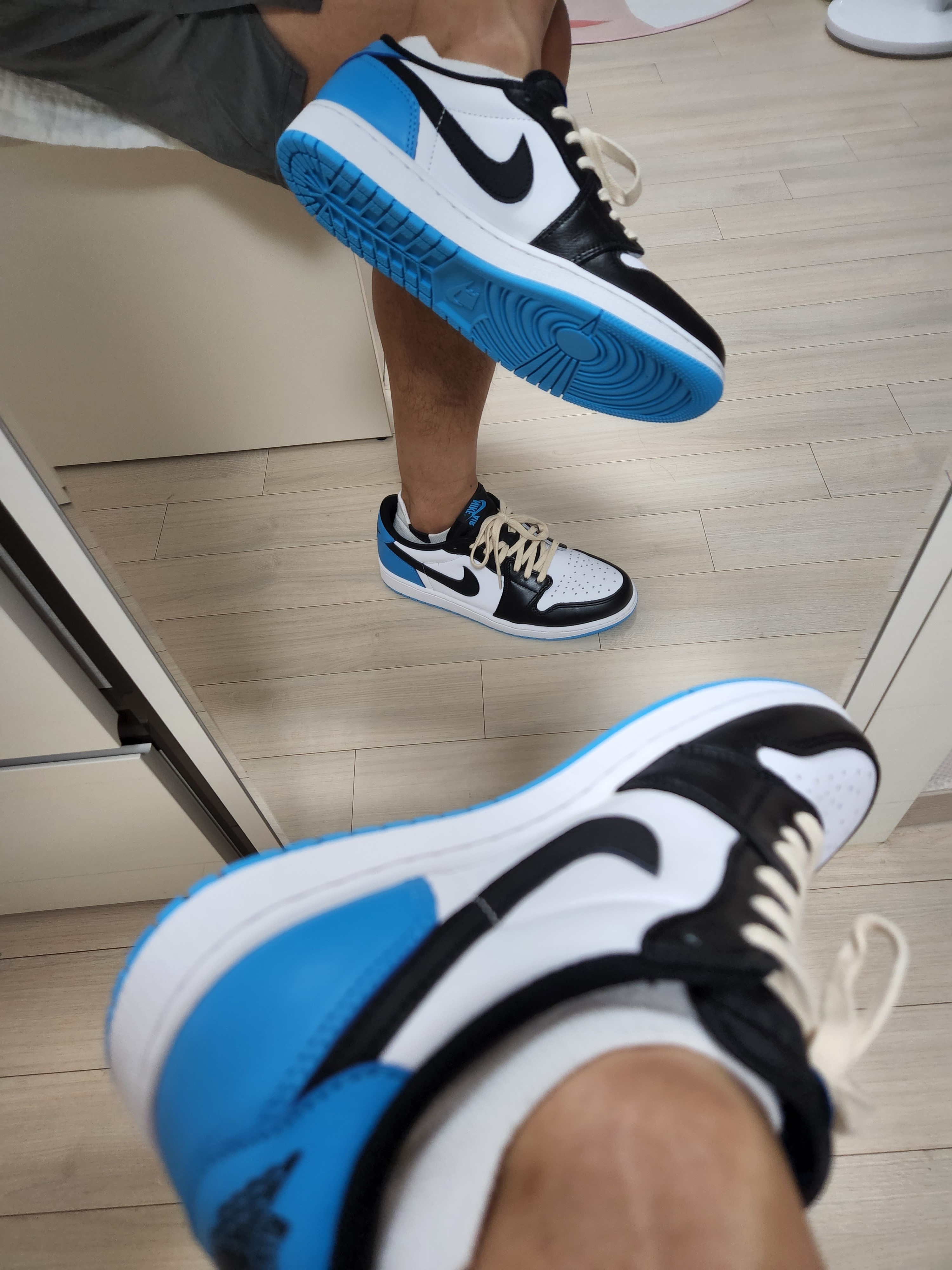 Jordan 1 Retro Low OG Black and Dark Powder Blue 착용 스타일