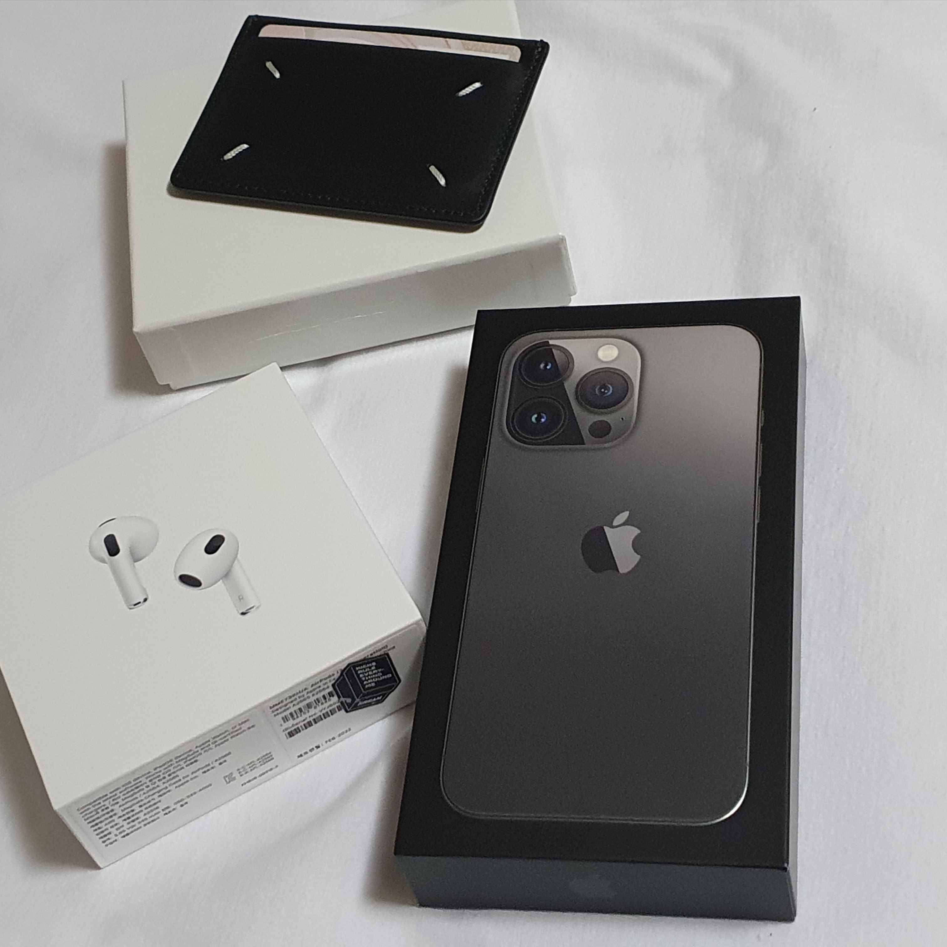 Apple iPhone 13 Pro 256GB Graphite (Korean Ver.), Apple Airpods 3rd Gen with MagSafe Charging Case (Korean Ver.) 착용 스타일