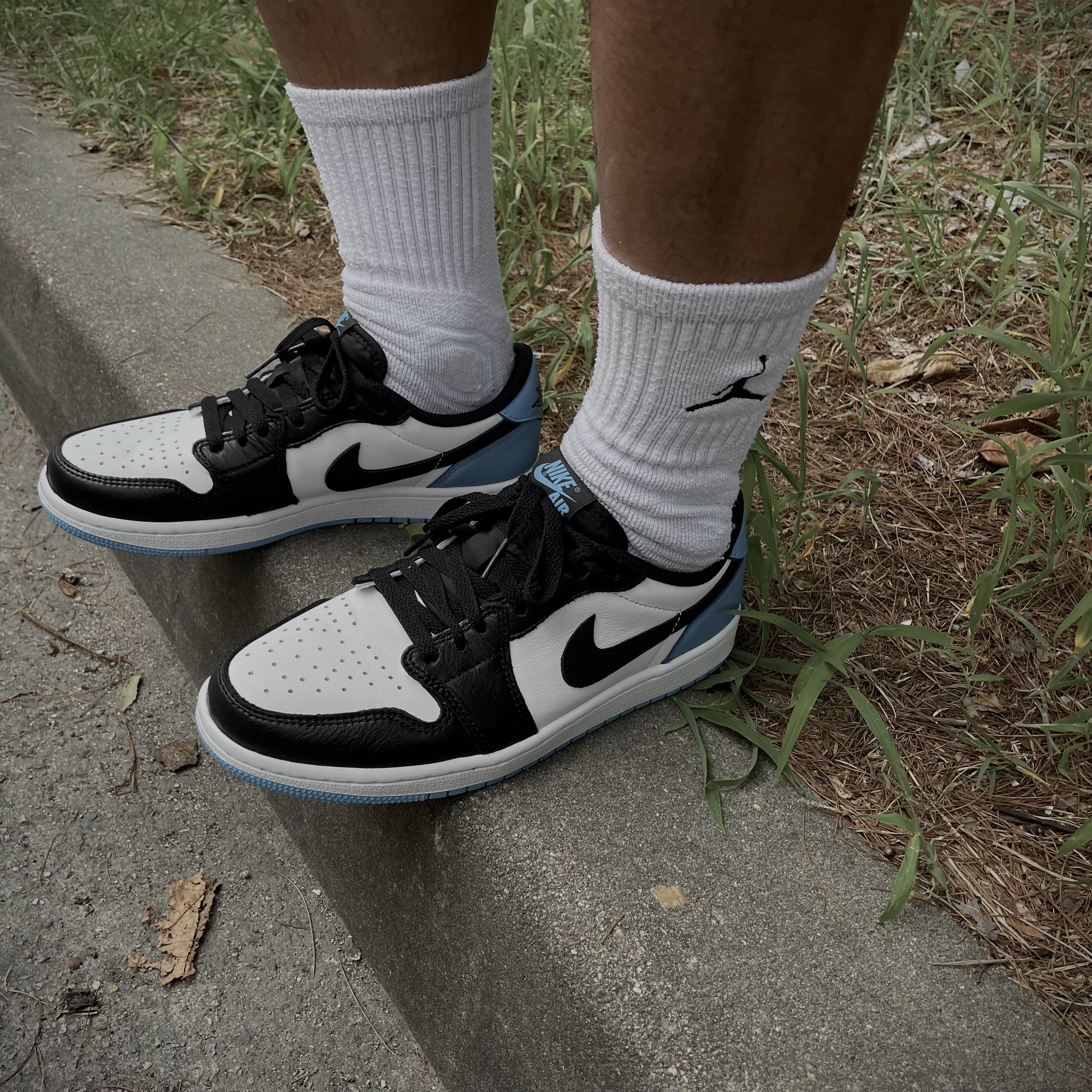 Jordan 1 Retro Low OG Black and Dark Powder Blue 착용 스타일 - 1