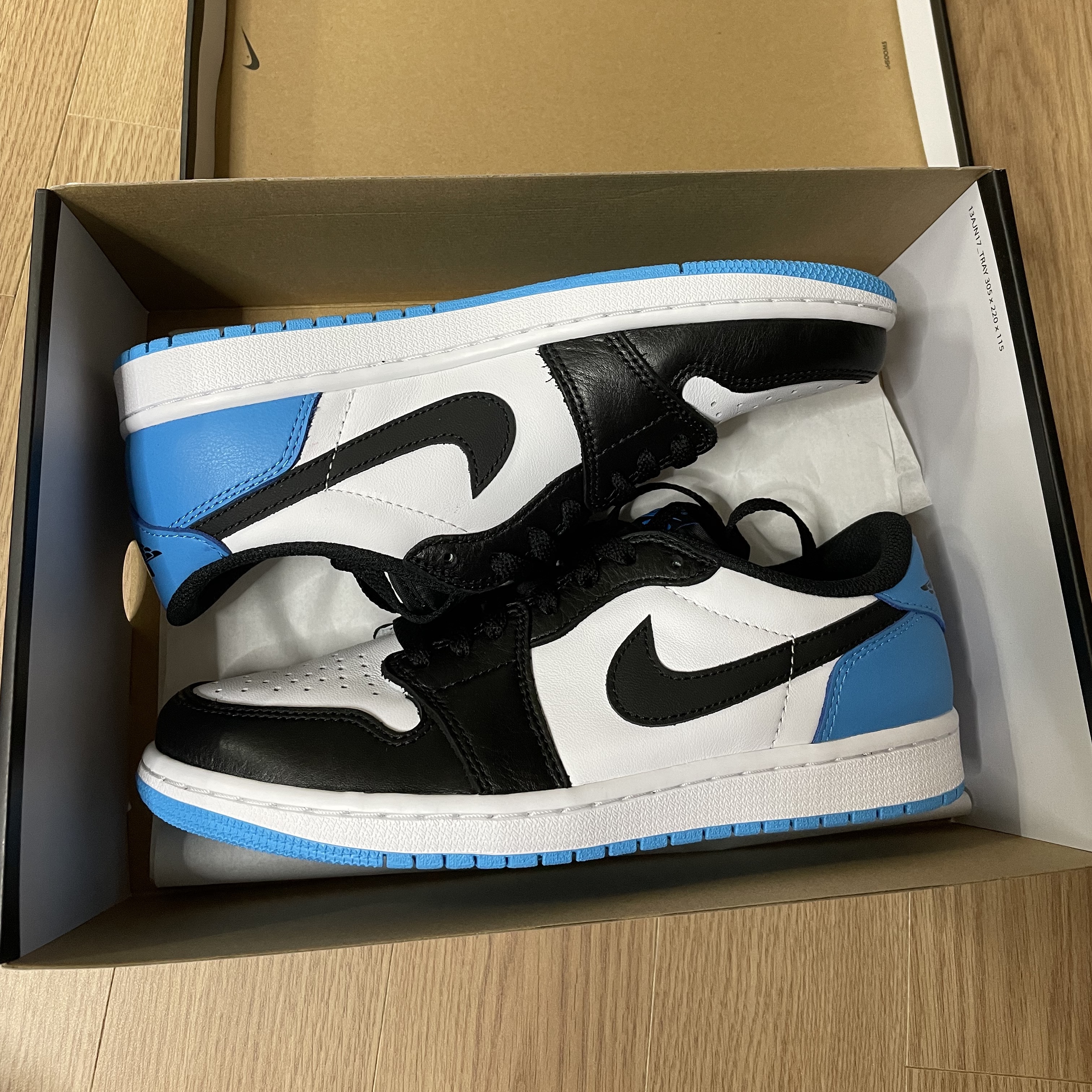 Jordan 1 Retro Low OG Black and Dark Powder Blue 착용 스타일