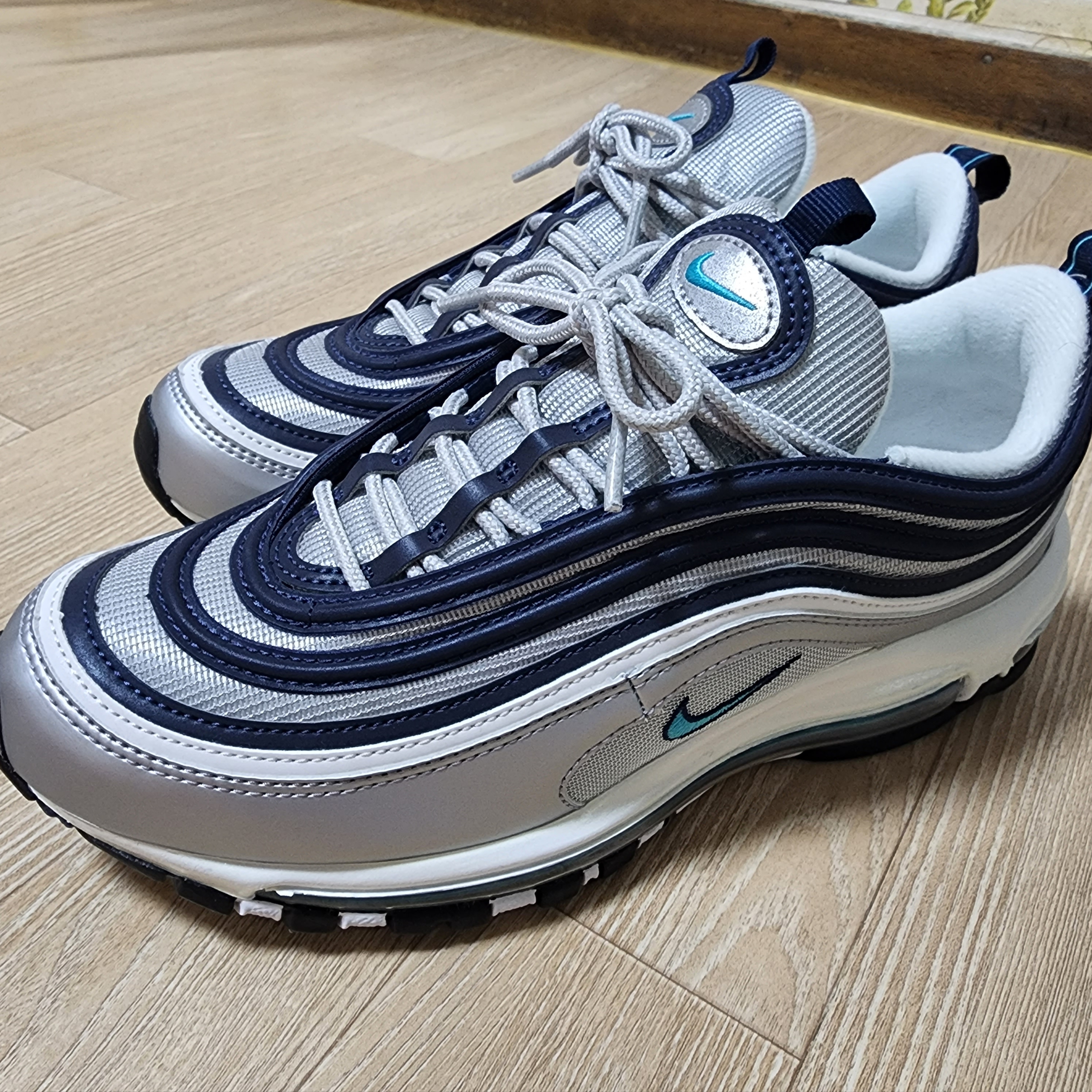 Nike Air Max 97 OG Metallic Silver and Chlorine Blue 착용 스타일
