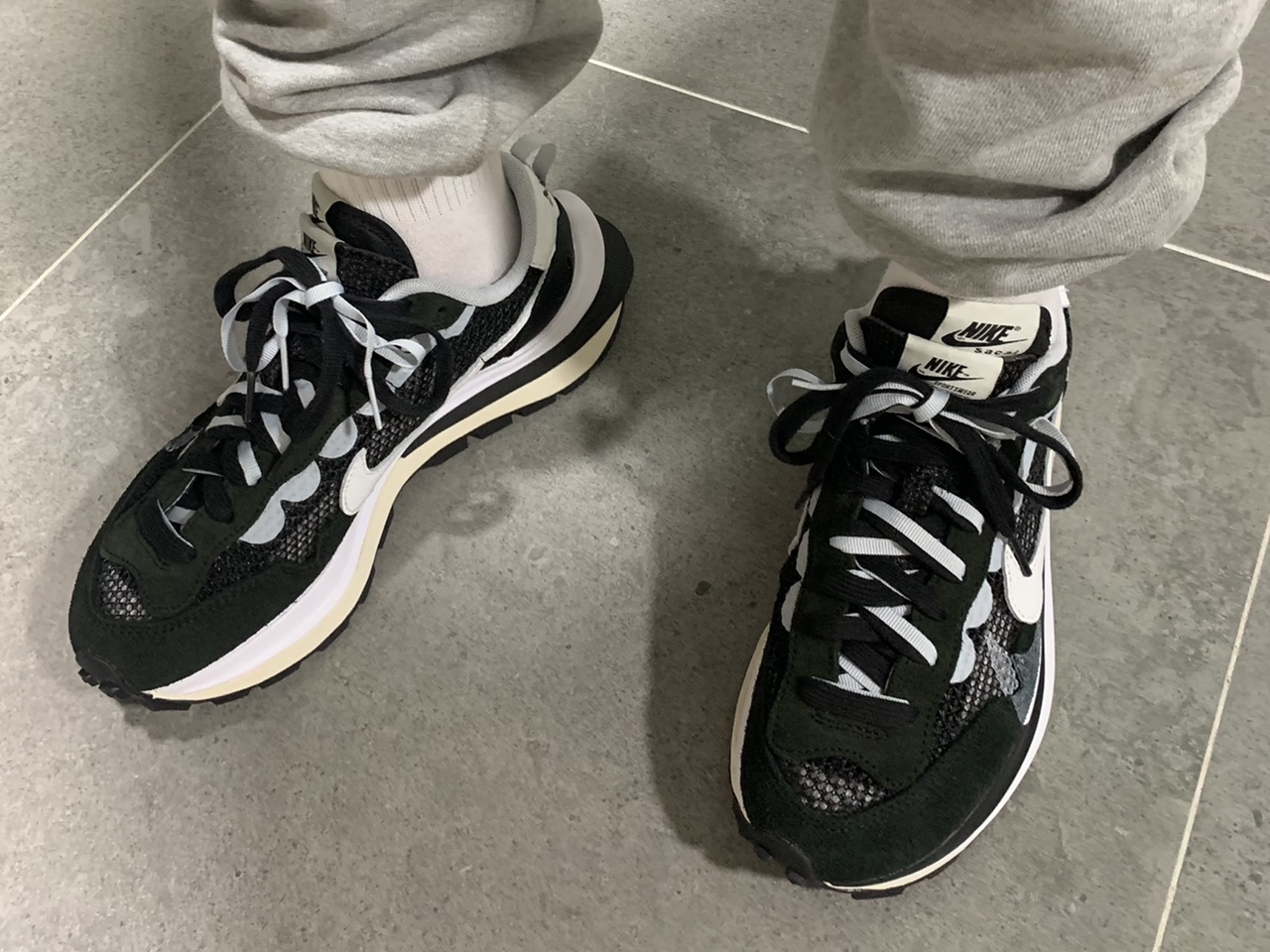Nike x Sacai VaporWaffle Black White 착용 스타일 - 2