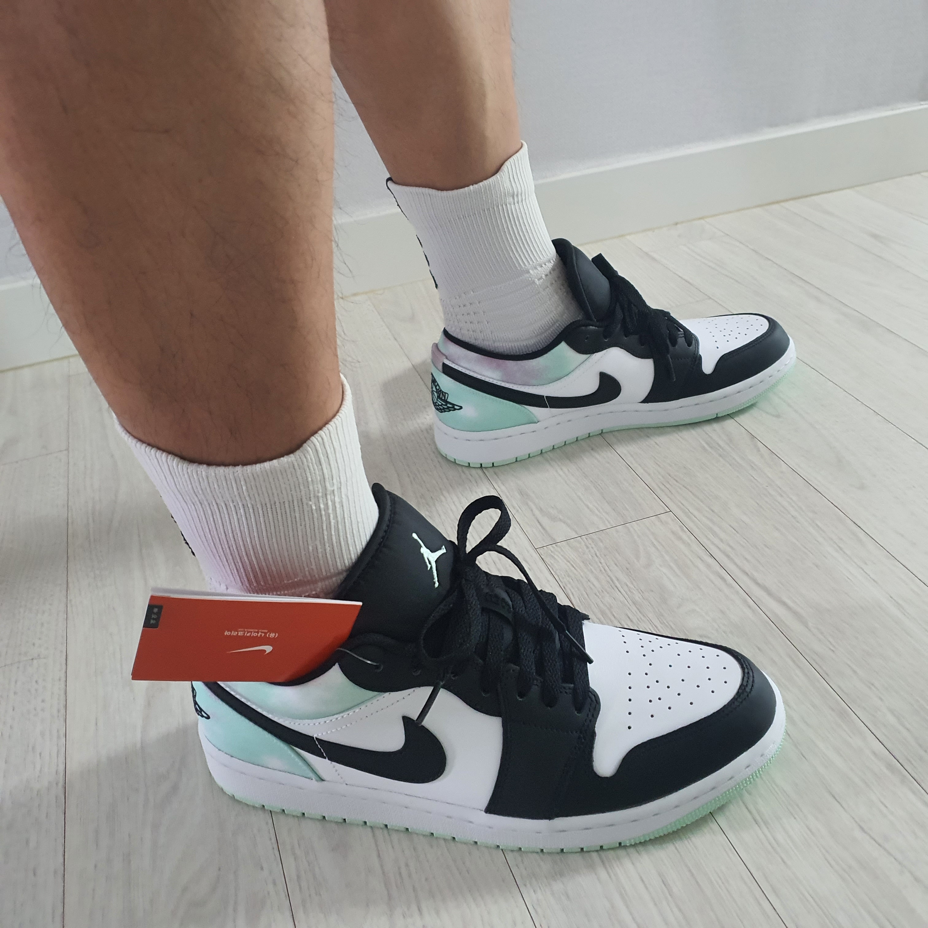 Jordan 1 Low SE White Black Tie-Dye 착용 스타일