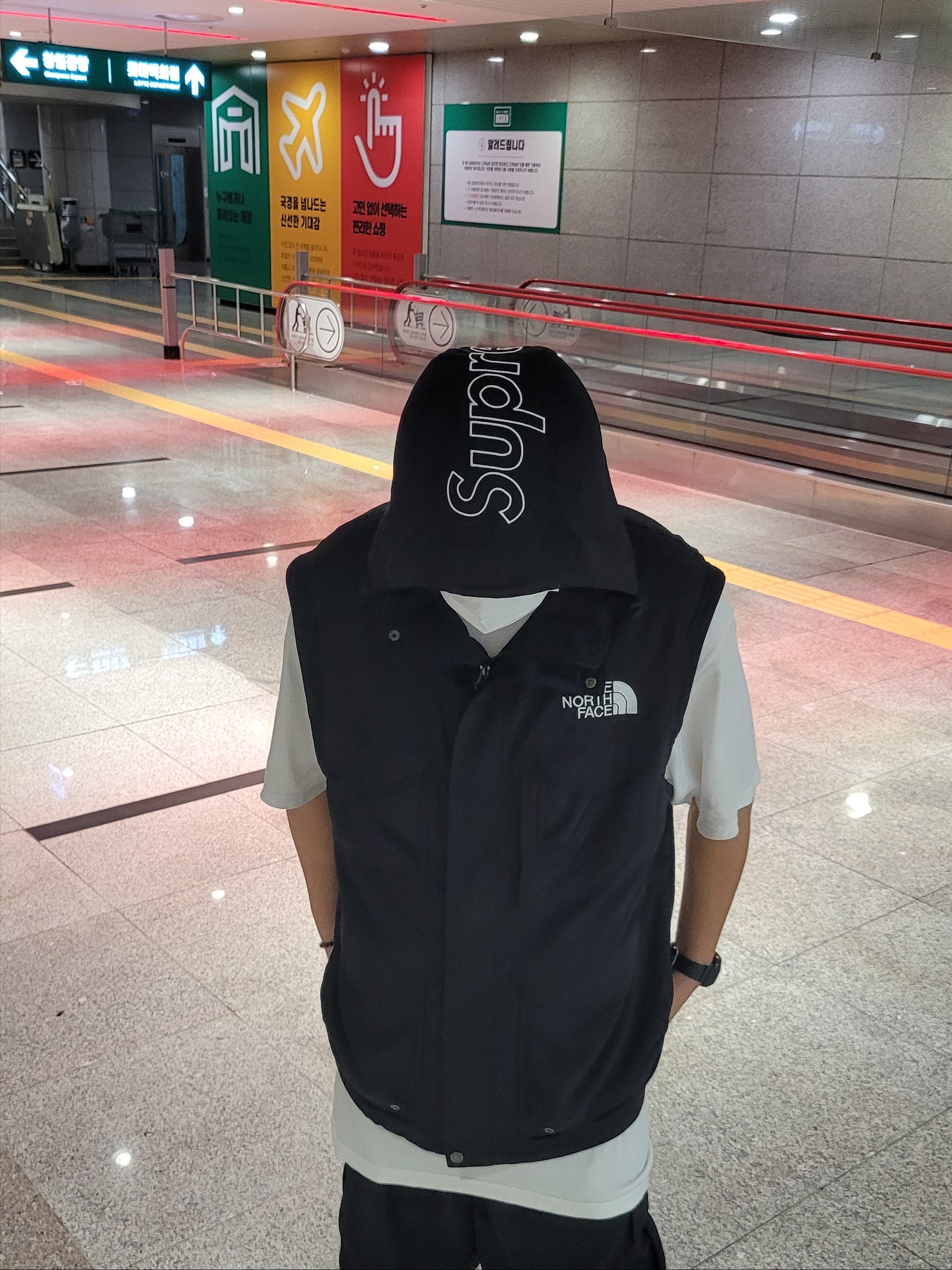 Supreme x The North Face Trekking Convertible Jacket Black - 22SS, Nike x Off-White Air Rubber Dunk University Gold 착용 스타일 - 5