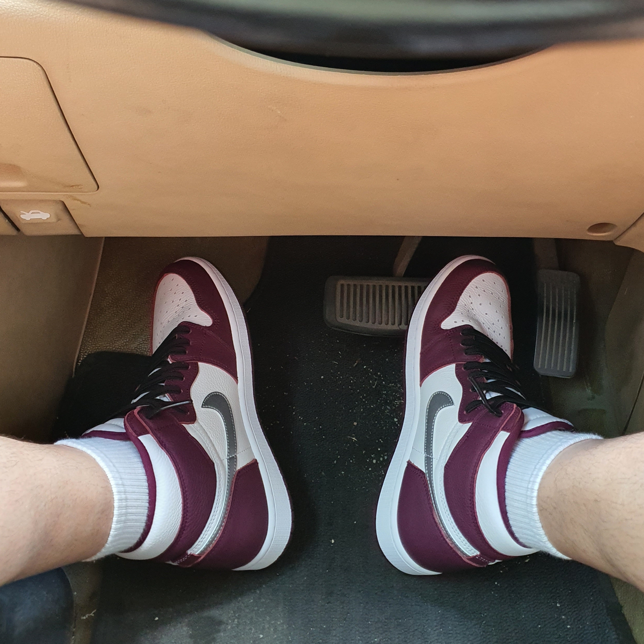 Jordan 1 Retro High OG Bordeaux 착용 스타일 - 2