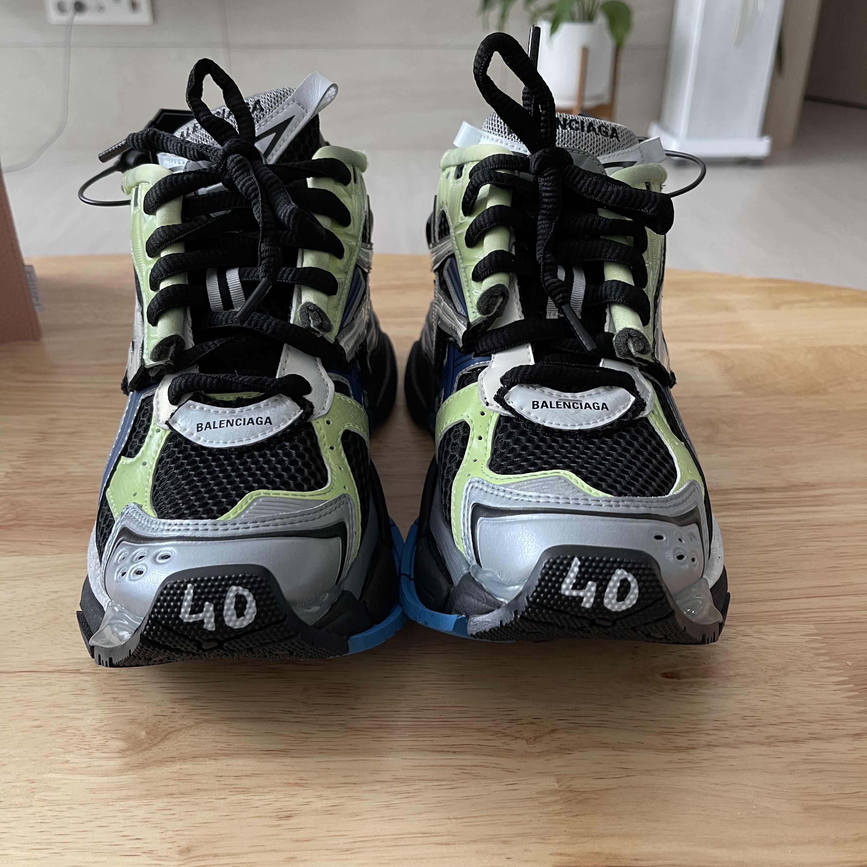 Balenciaga Runner Sneakers Grey Green Blue 착용 스타일 - 3