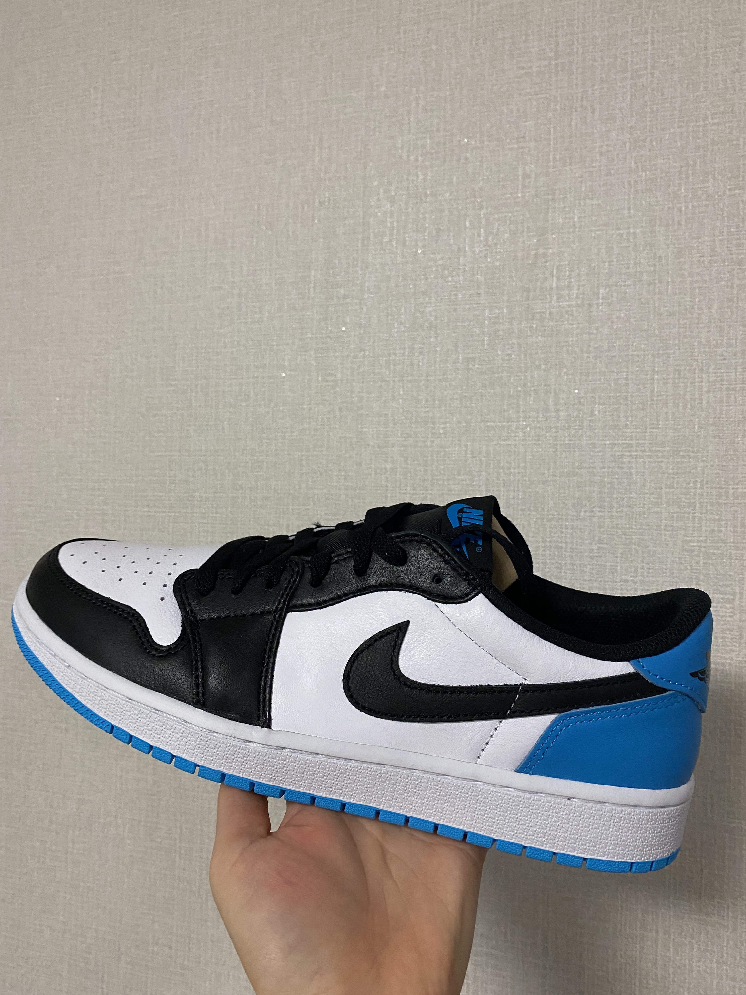 (W) Jordan 1 Retro Low OG Black and Dark Powder Blue 착용 스타일 - 2