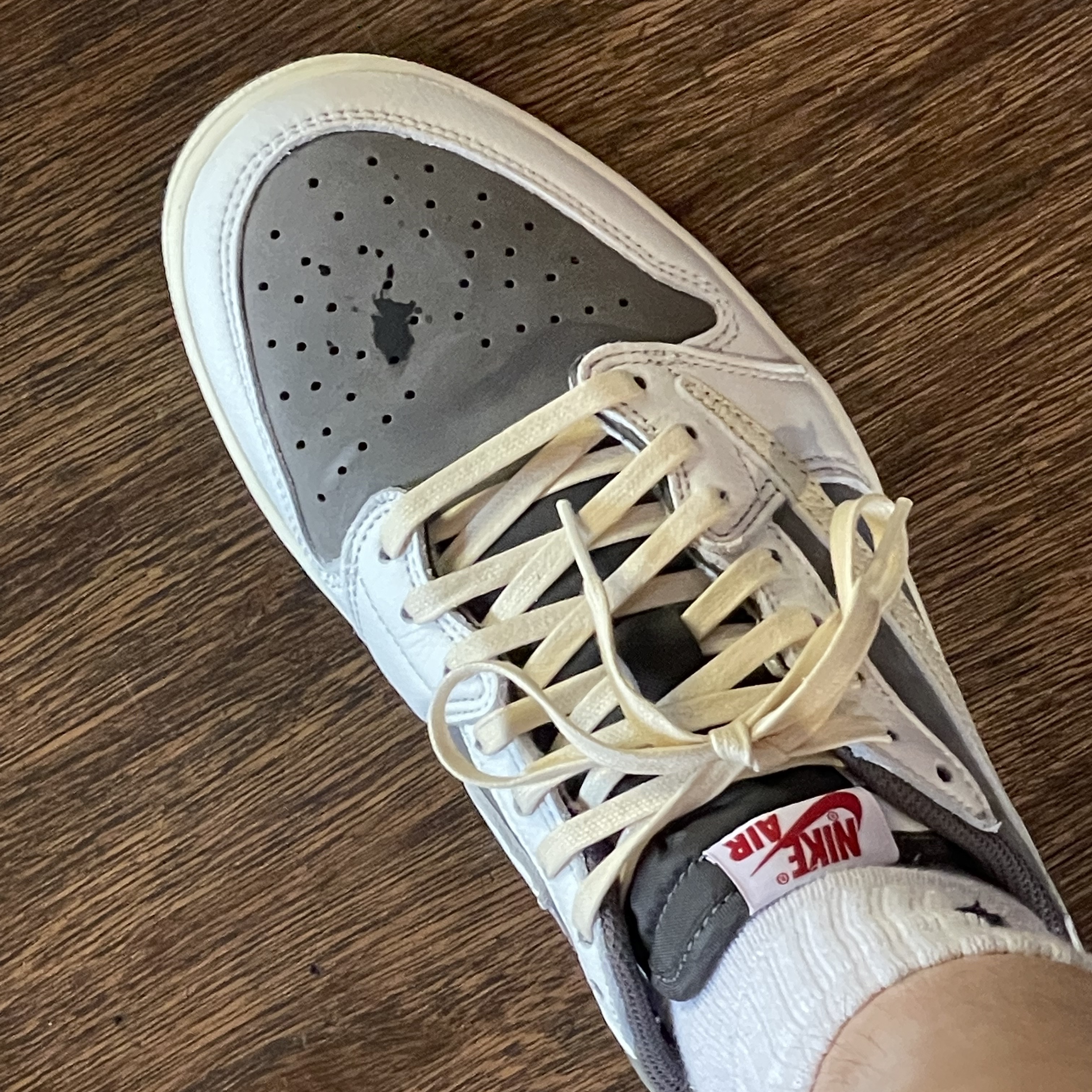 Jordan 1 x Travis Scott Retro Low OG SP Sail and Ridgerock 착용 스타일