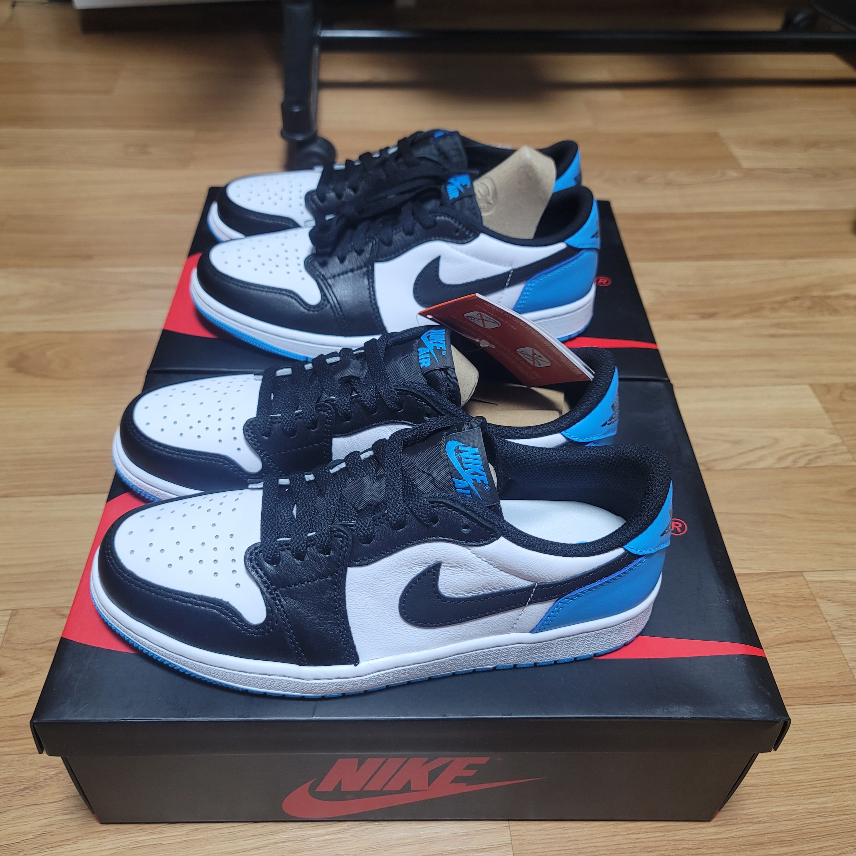 Jordan 1 Retro Low OG Black and Dark Powder Blue 착용 스타일 - 3