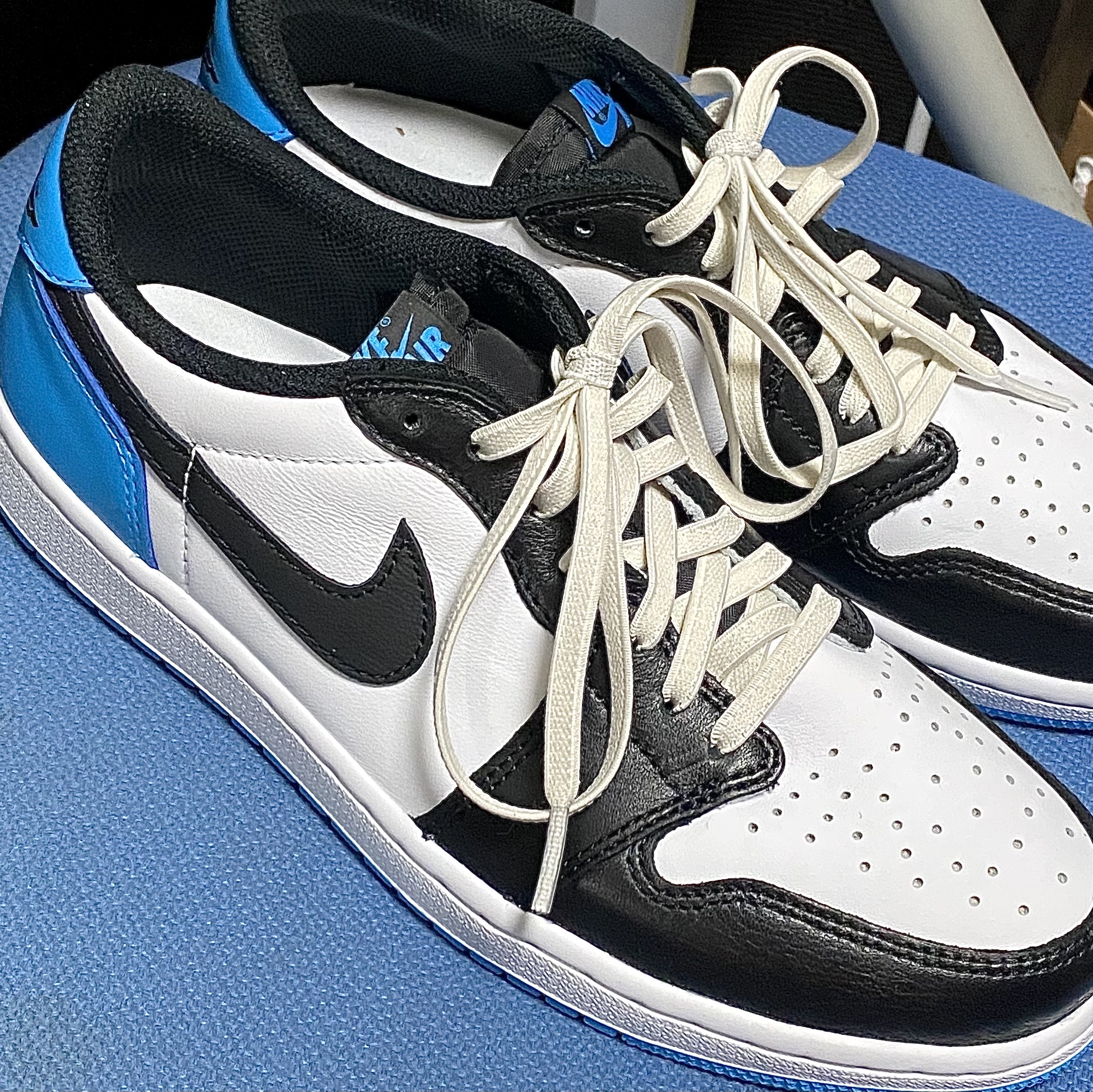 Jordan 1 Retro Low OG Black and Dark Powder Blue 착용 스타일