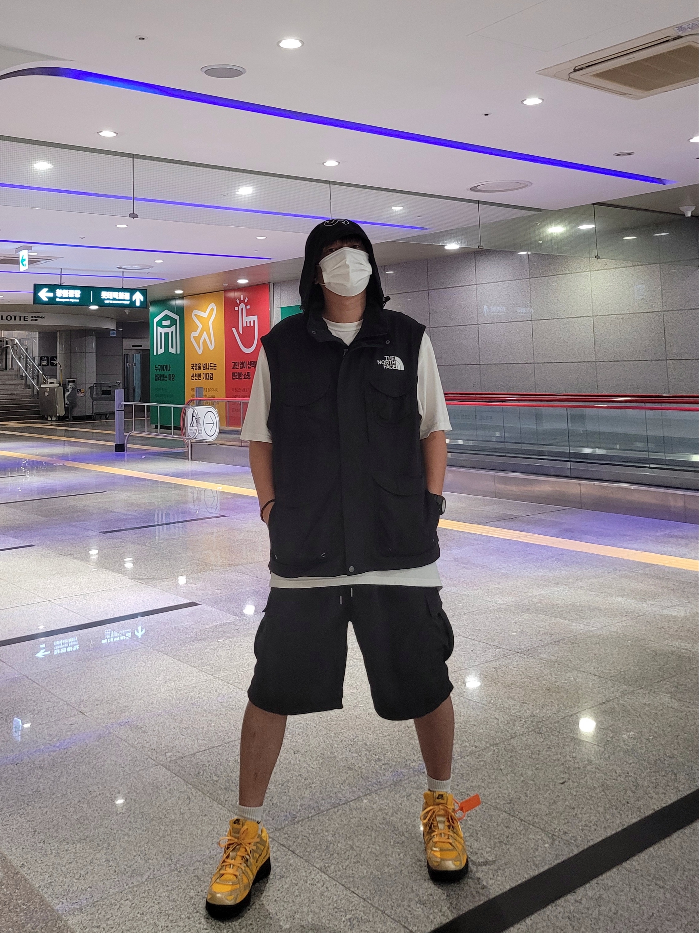 Supreme x The North Face Trekking Convertible Jacket Black - 22SS, Nike x Off-White Air Rubber Dunk University Gold 착용 스타일 - 1