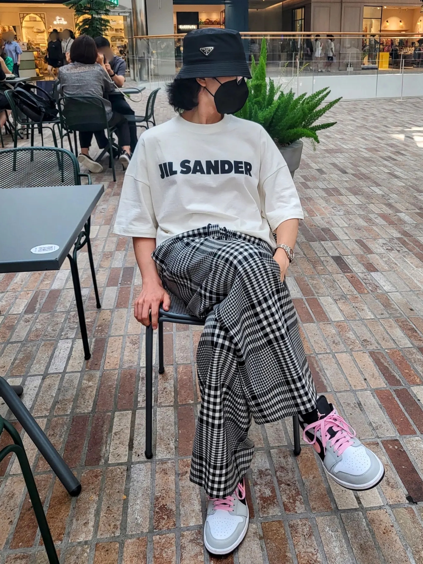 Prada Re-Nylon Bucket Hat Black, Jil Sander Logo T-Shirt Natural - 22SS 착용 스타일 - 1
