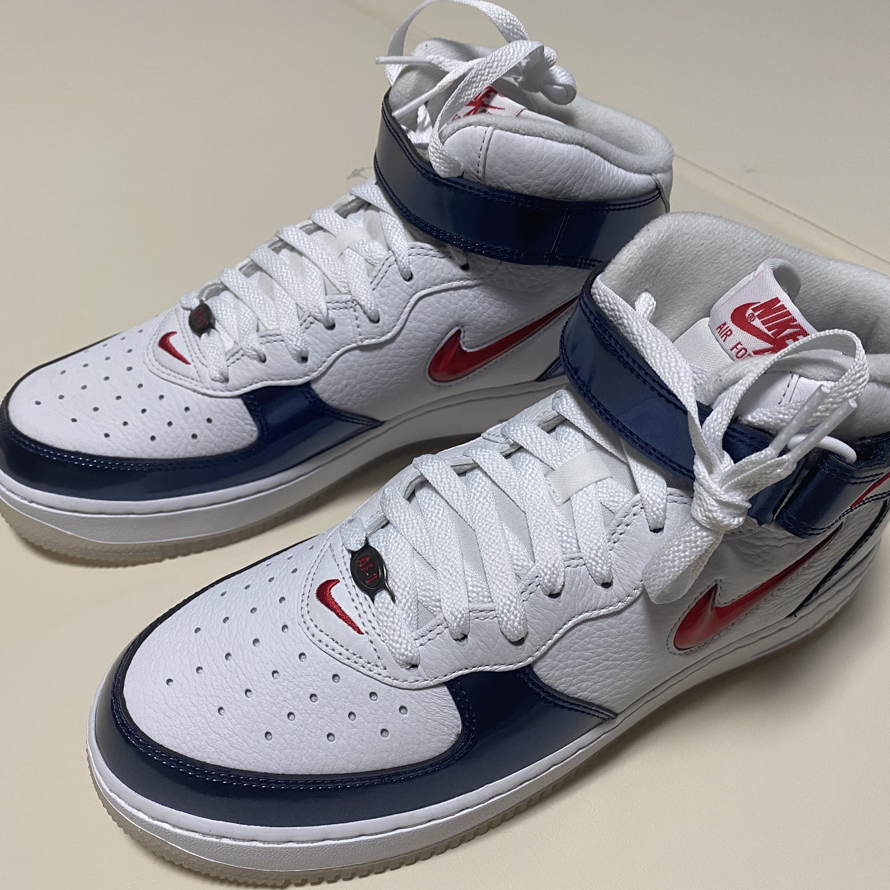 Nike Air Force 1 Mid QS University Red and Midnight Navy 착용 스타일
