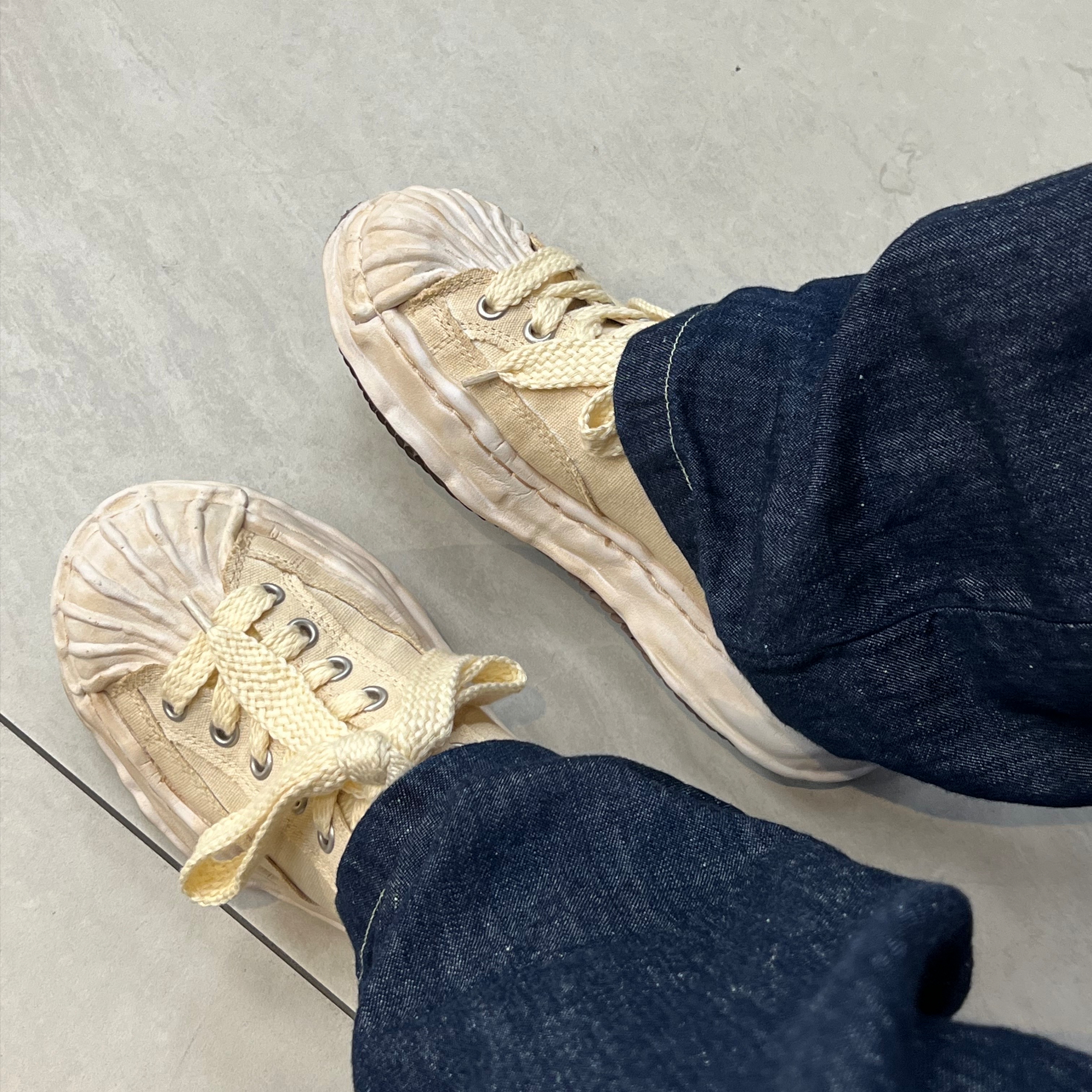 Maison Mihara Yasuhiro Blakey OG STC Sole OD Canvas Low-top Sneakers White 착용 스타일