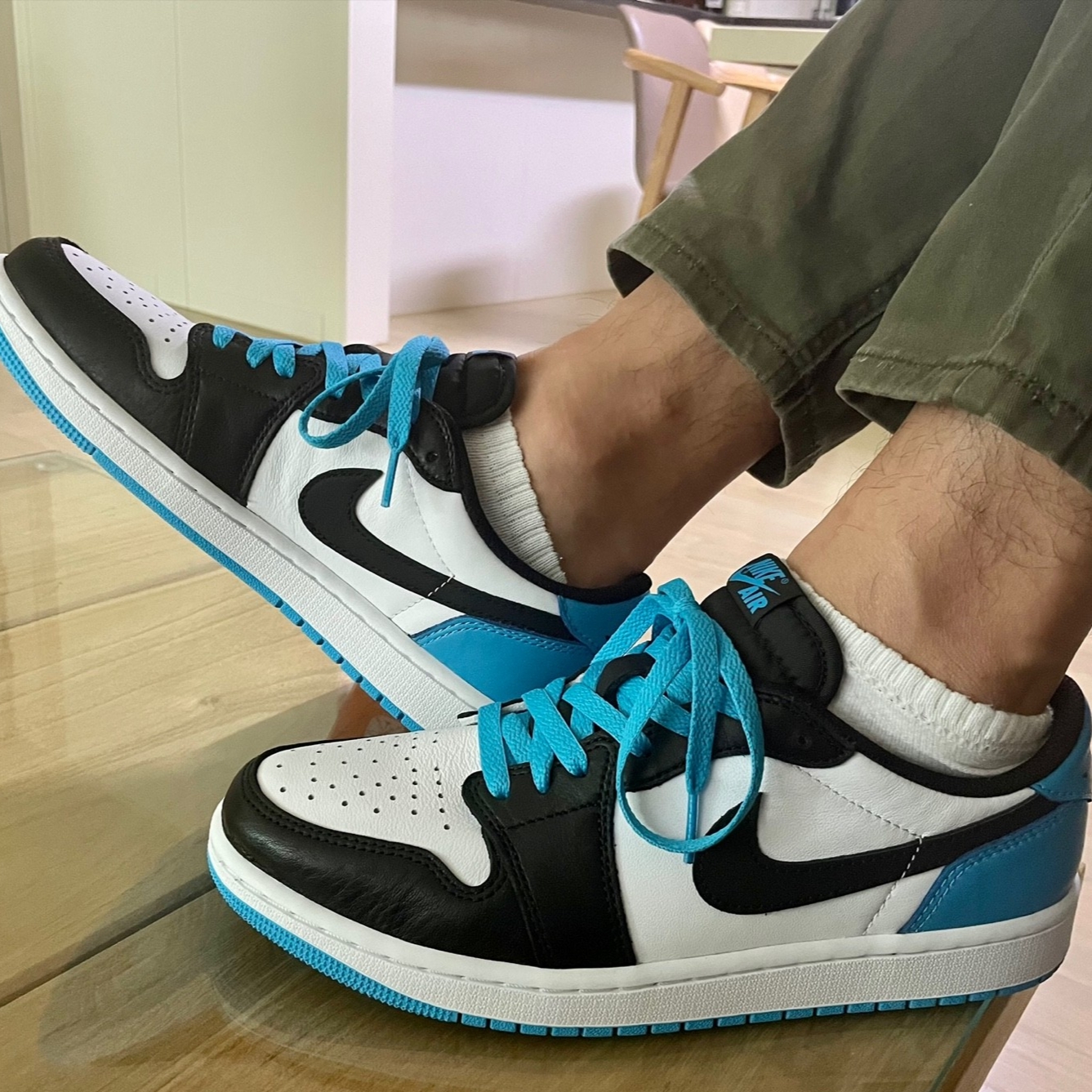 Jordan 1 Retro Low OG Black and Dark Powder Blue 착용 스타일 - 1