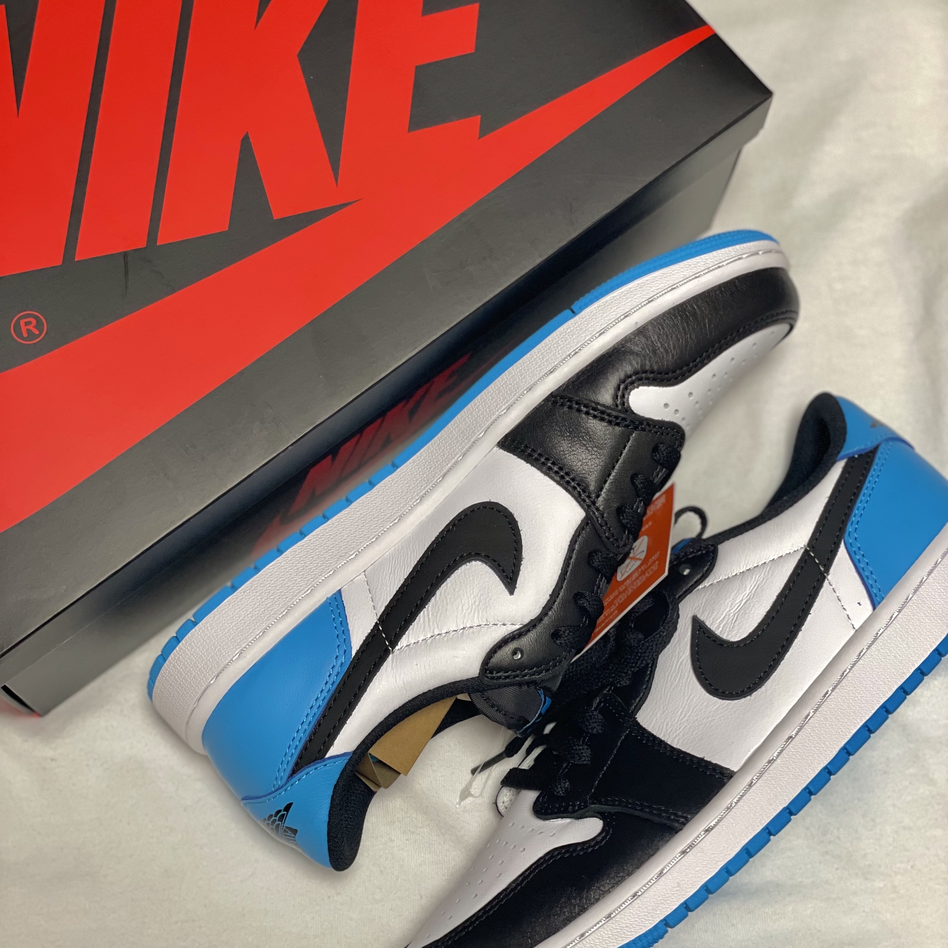Jordan 1 Retro Low OG Black and Dark Powder Blue 착용 스타일