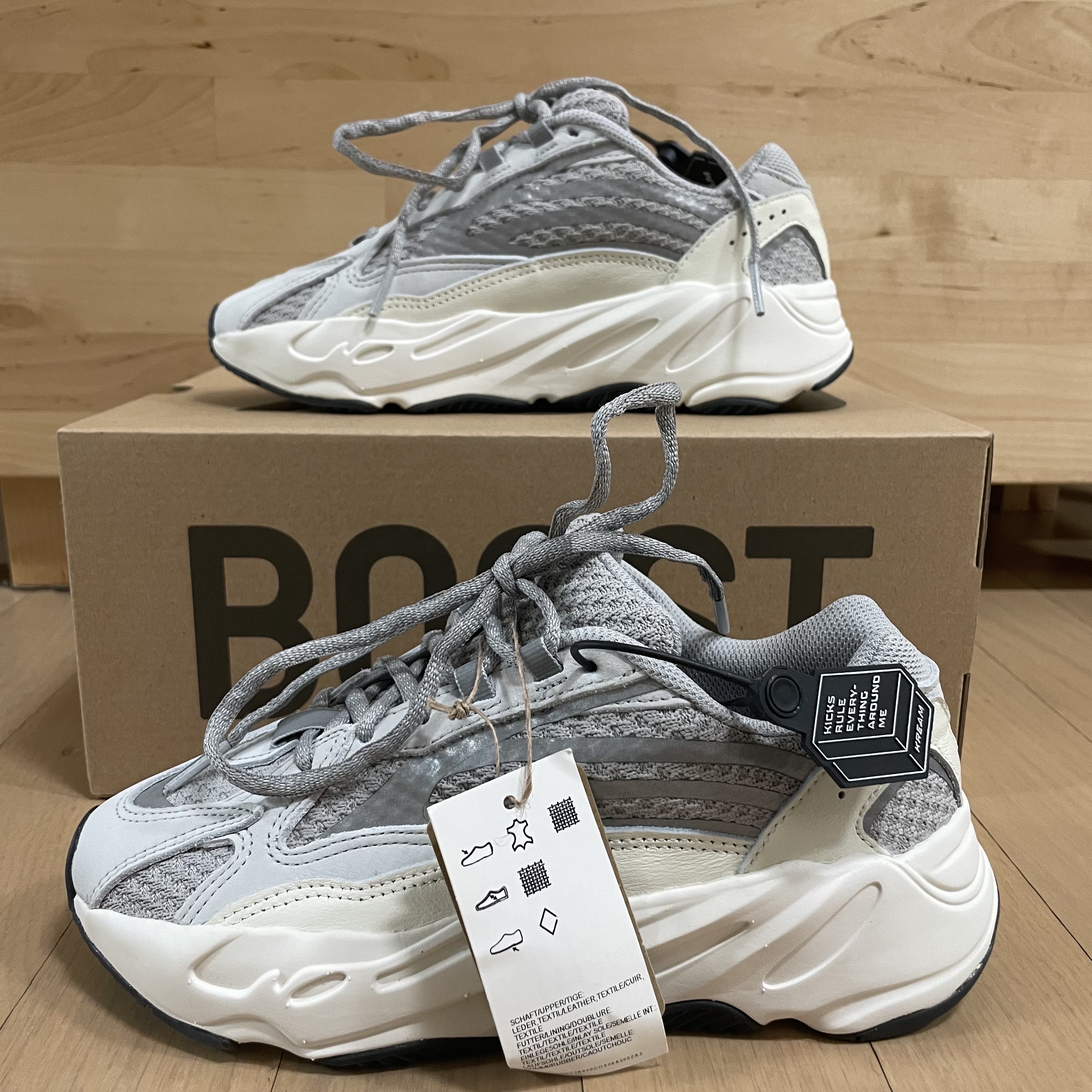 Adidas Yeezy Boost 700 V2 Static 2022 착용 스타일 - 2