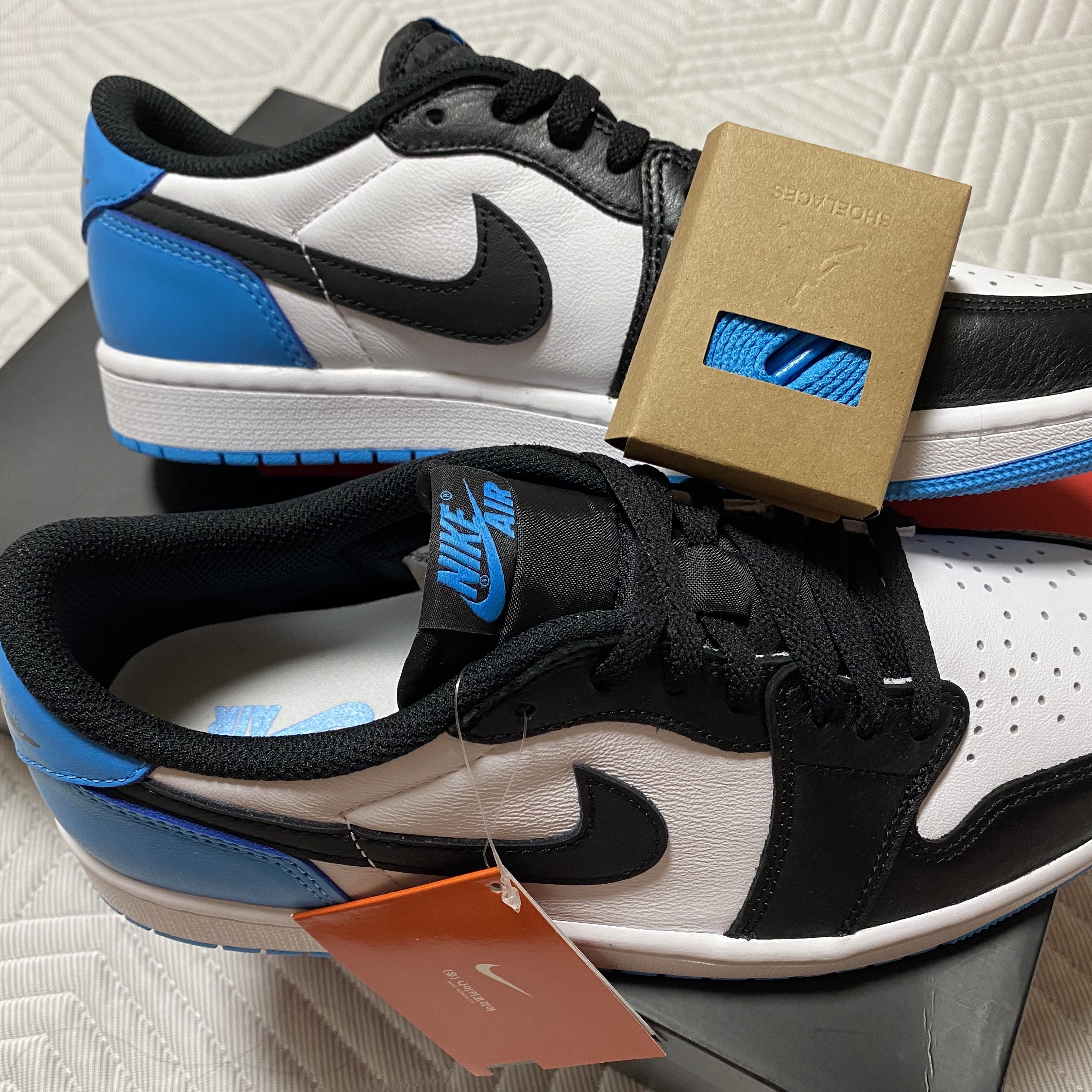 Jordan 1 Retro Low OG Black and Dark Powder Blue 착용 스타일 - 2