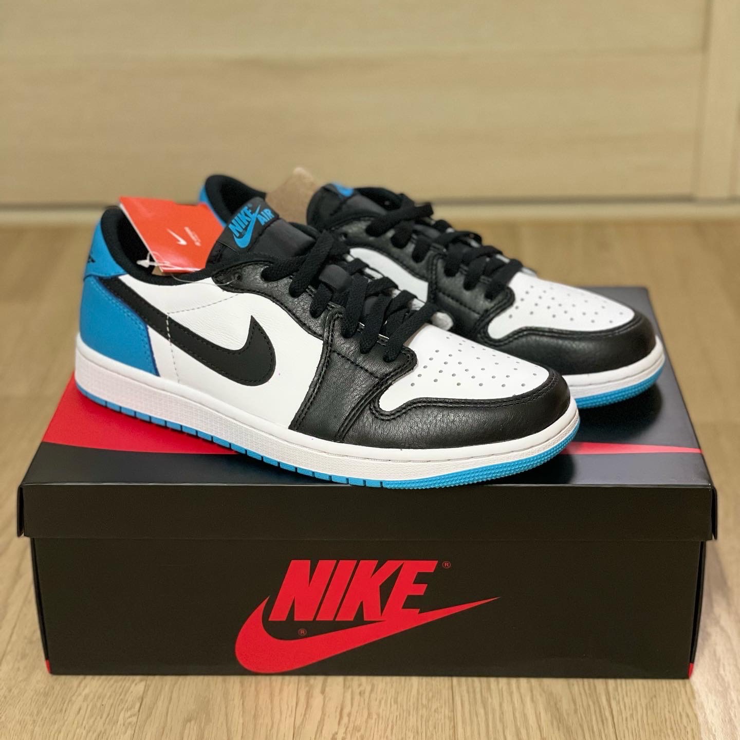 Jordan 1 Retro Low OG Black and Dark Powder Blue 착용 스타일 - 1