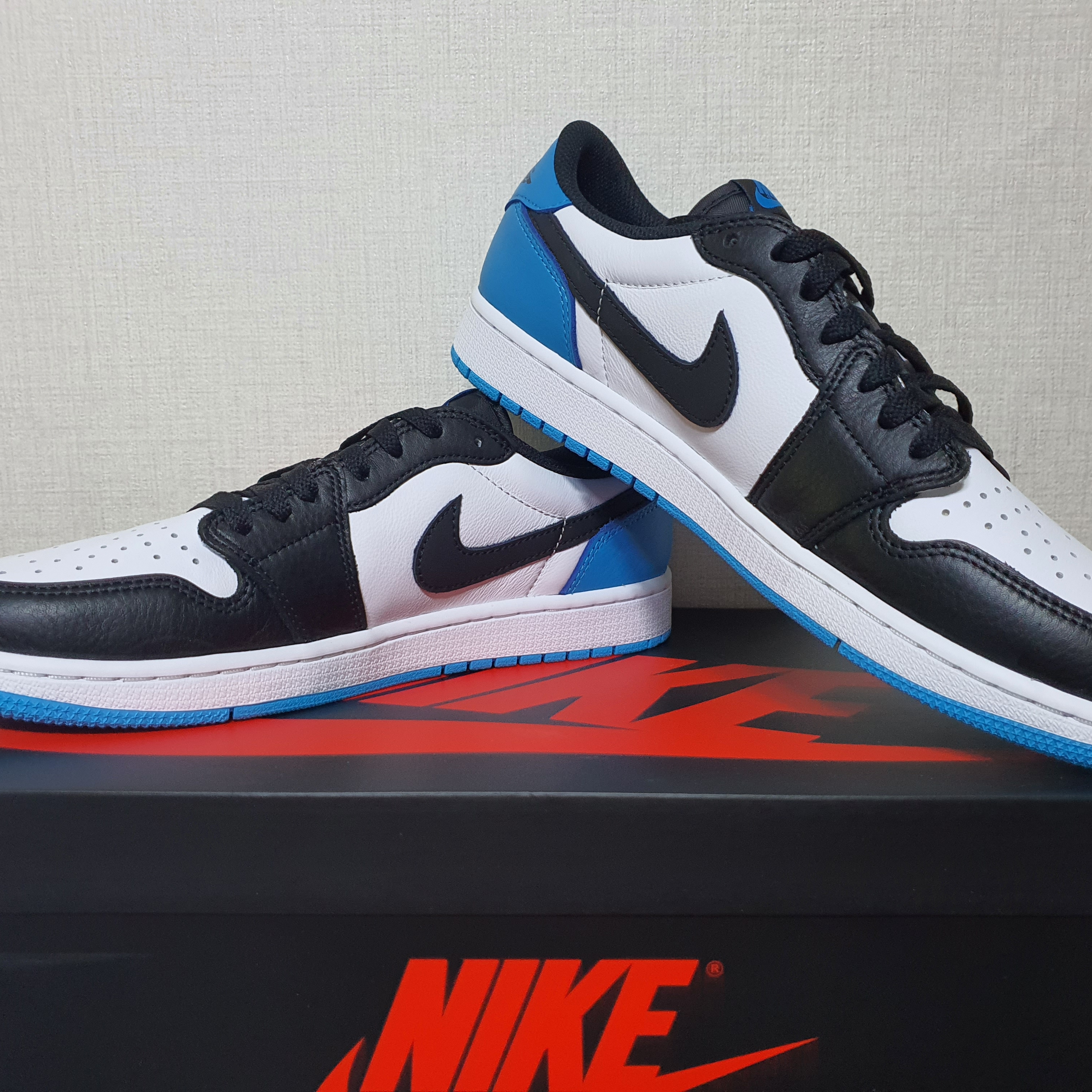 Jordan 1 Retro Low OG Black and Dark Powder Blue 착용 스타일