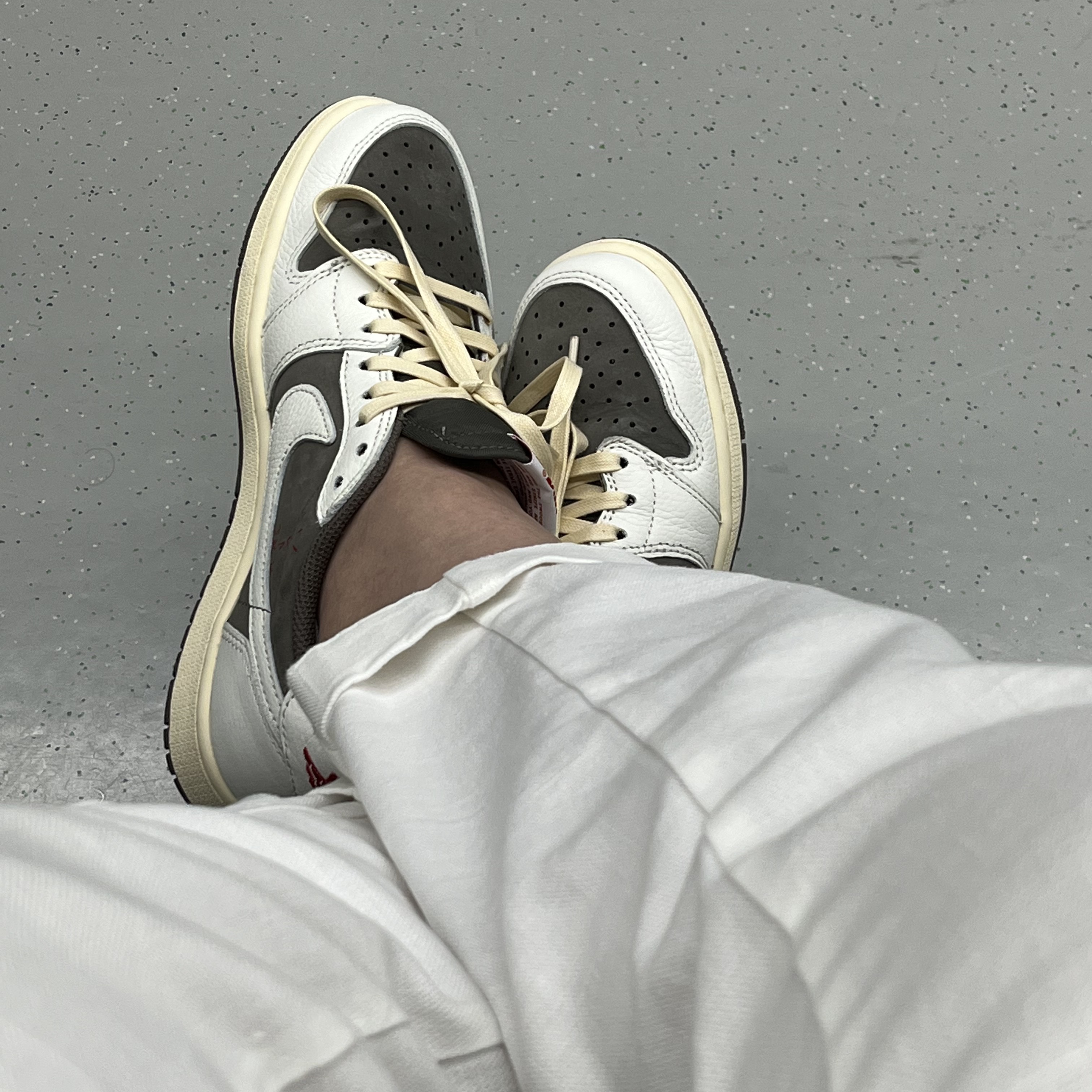 Jordan 1 x Travis Scott Retro Low OG SP Sail and Ridgerock 착용 스타일