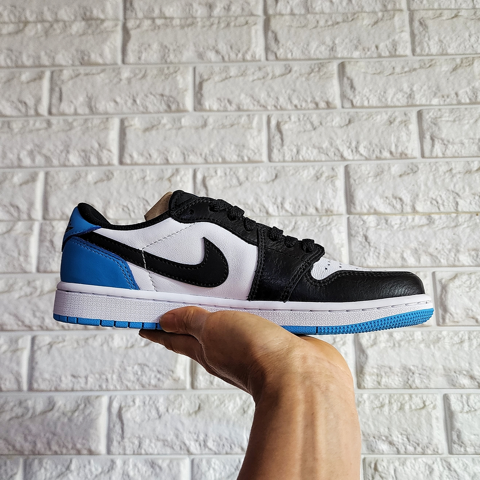 Jordan 1 Retro Low OG Black and Dark Powder Blue 착용 스타일 - 2