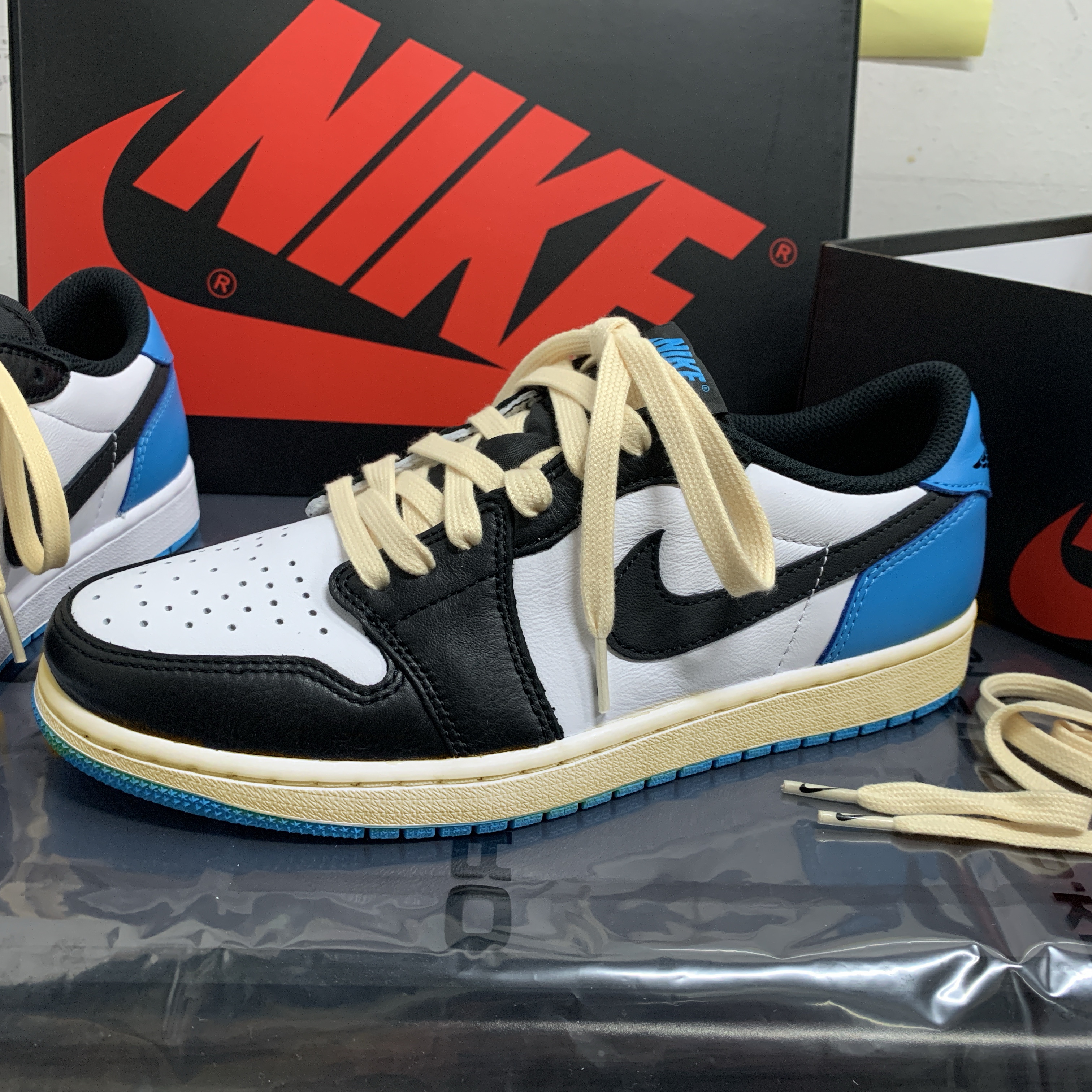 Jordan 1 Retro Low OG Black and Dark Powder Blue 착용 스타일 - 5