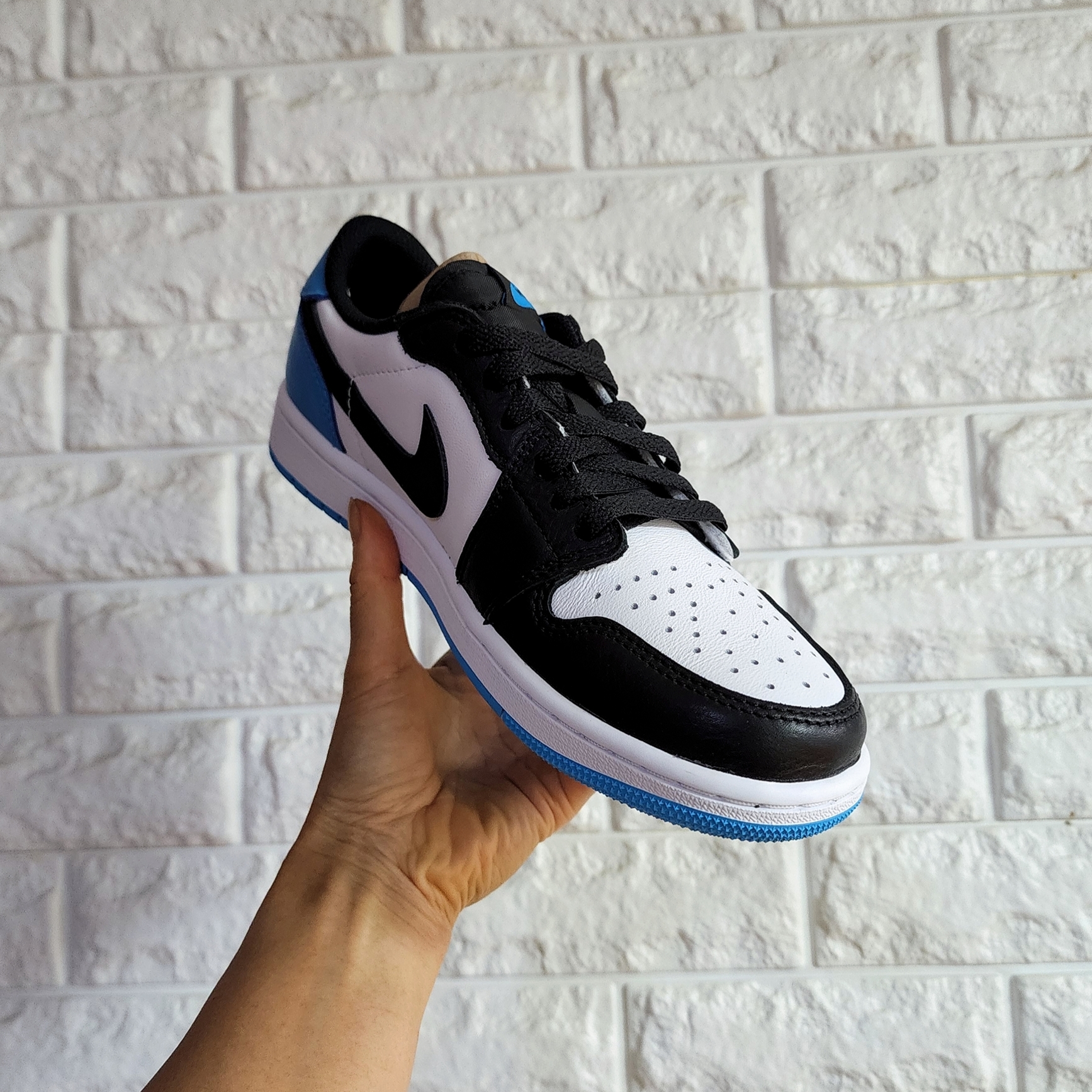 Jordan 1 Retro Low OG Black and Dark Powder Blue 착용 스타일 - 1