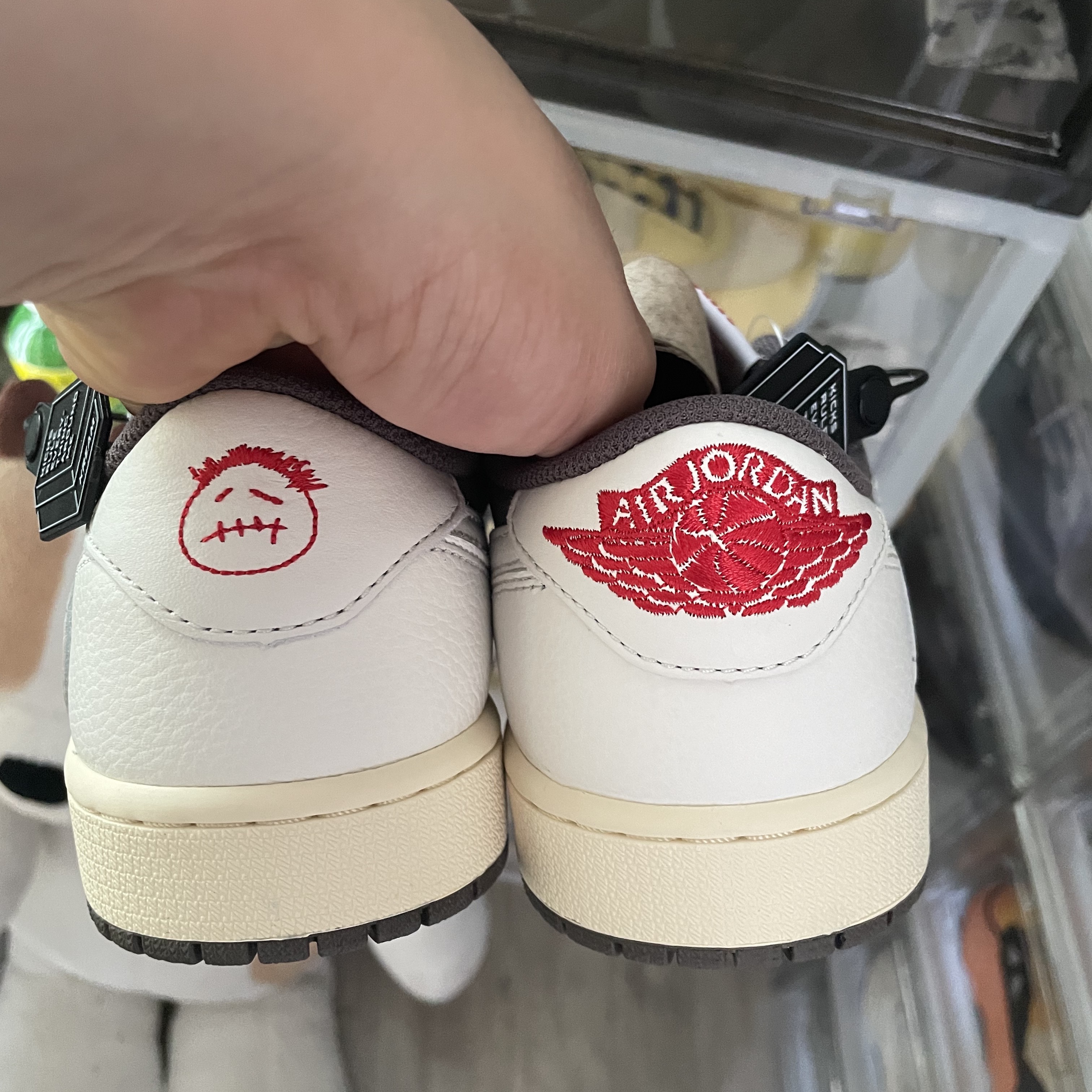 Jordan 1 x Travis Scott Retro Low OG SP Sail and Ridgerock 착용 스타일 - 2