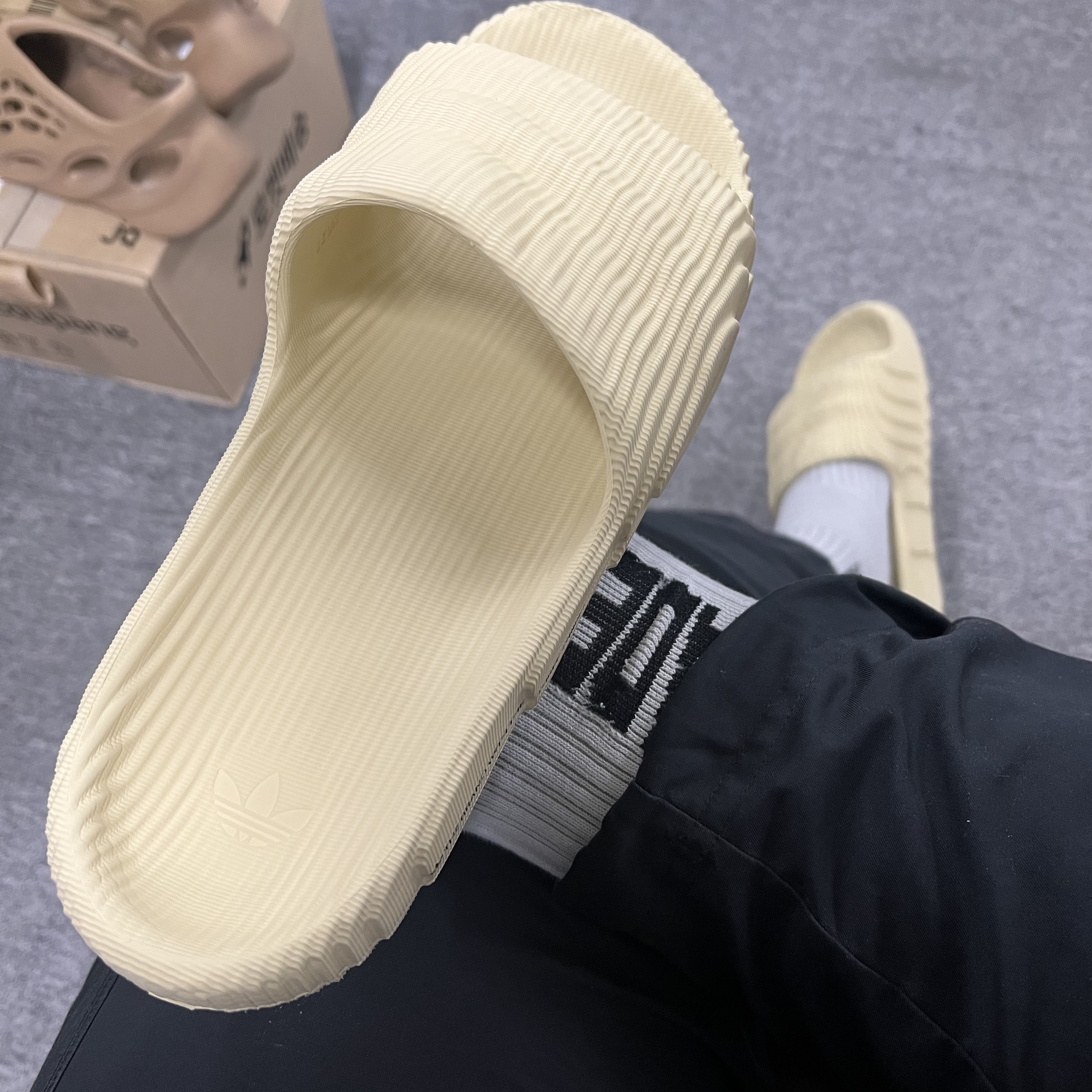 Adidas Adilette 22 Desert Sand 착용 스타일