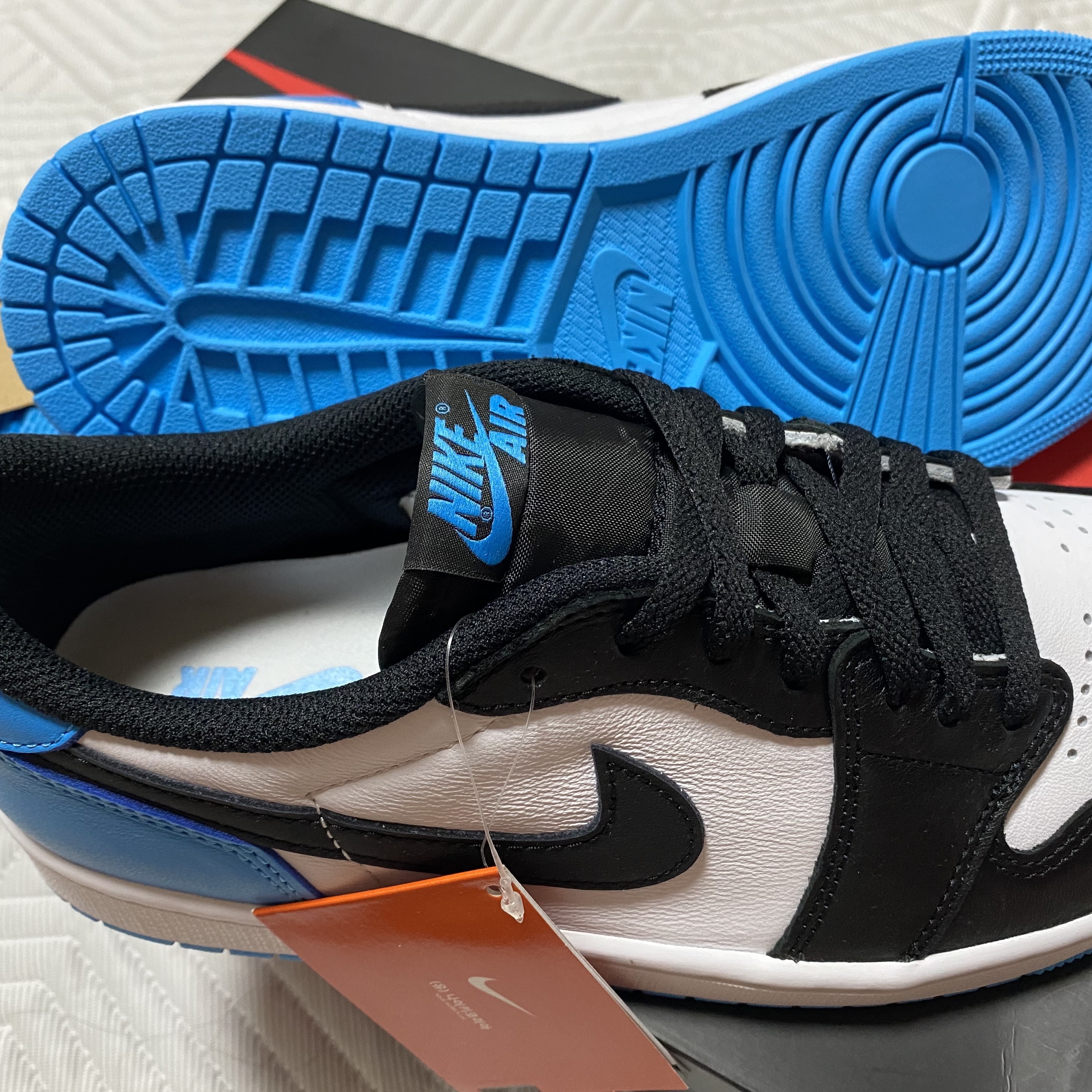 Jordan 1 Retro Low OG Black and Dark Powder Blue 착용 스타일 - 3