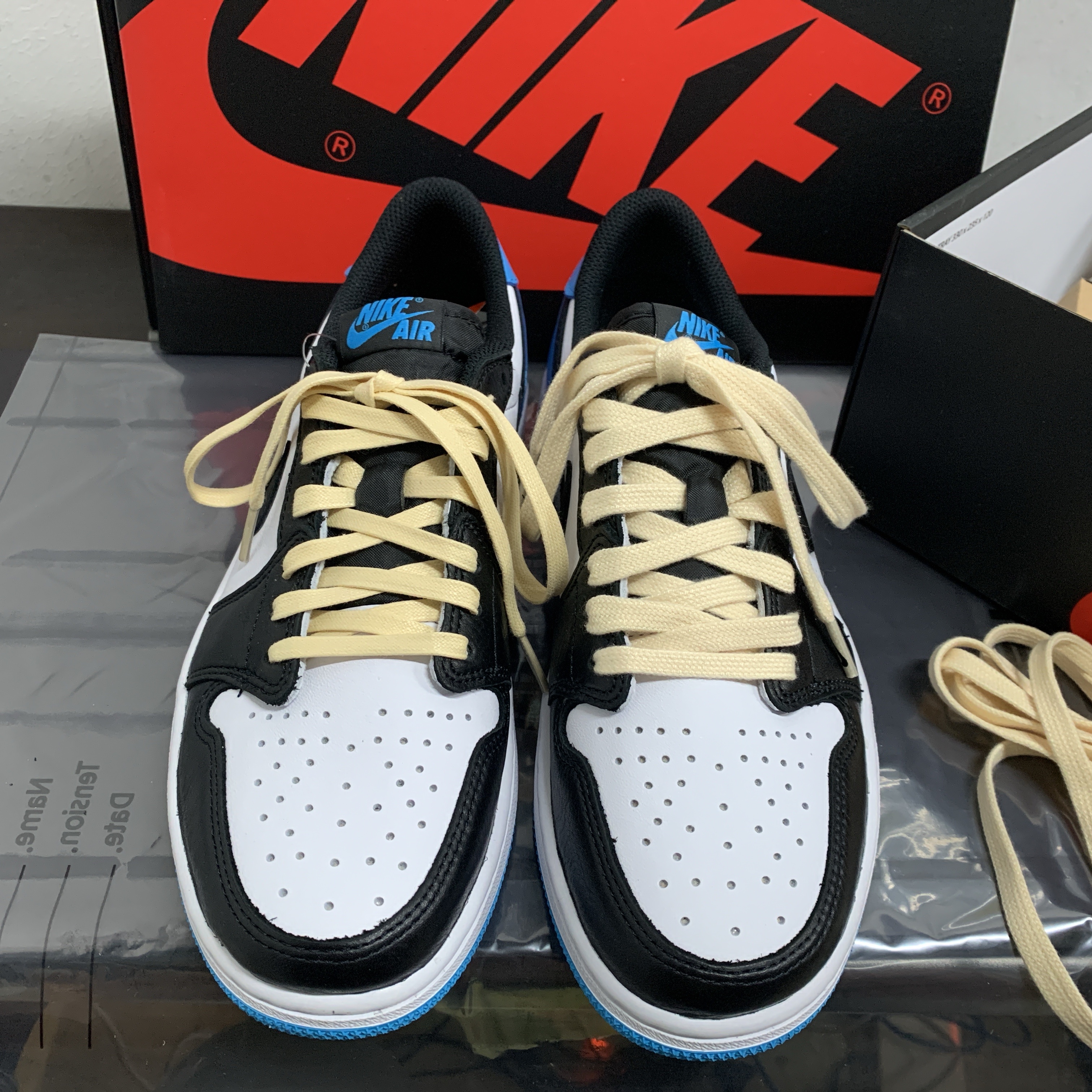 Jordan 1 Retro Low OG Black and Dark Powder Blue 착용 스타일 - 1