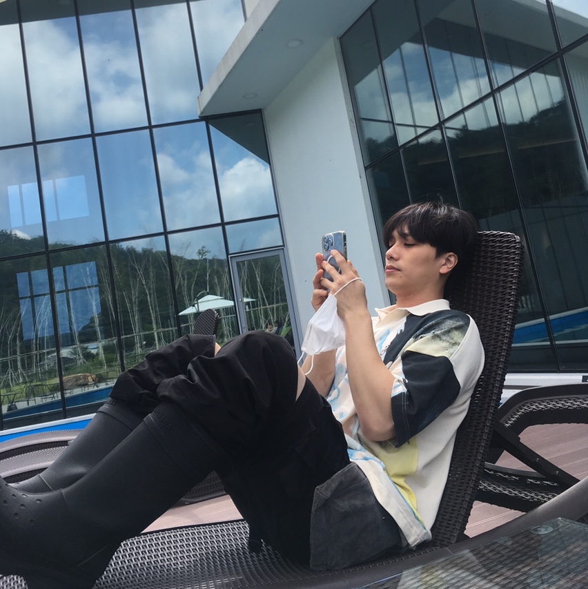 Balenciaga x Crocs Rubber Boot Black 착용 스타일 - 3