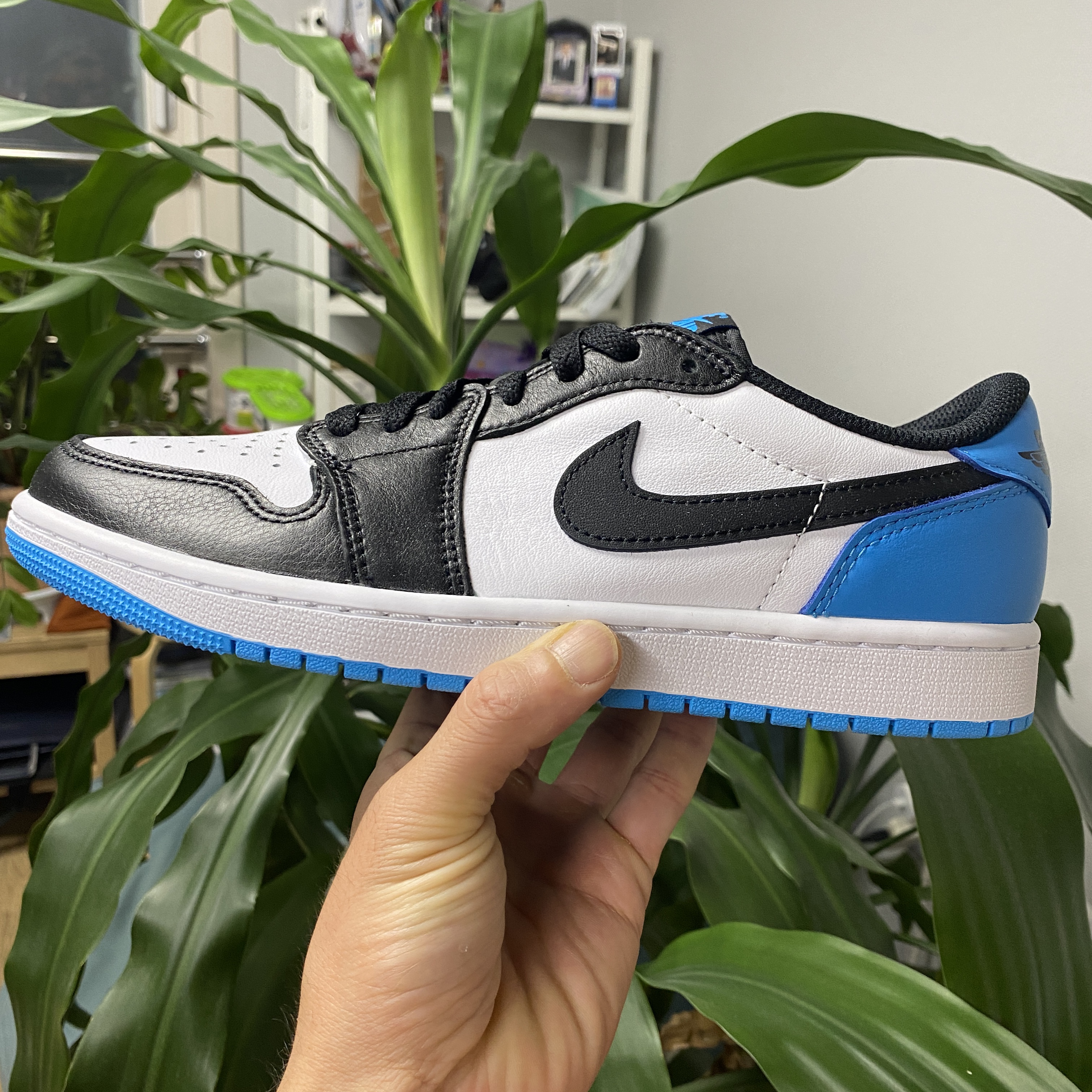 Jordan 1 Retro Low OG Black and Dark Powder Blue 착용 스타일