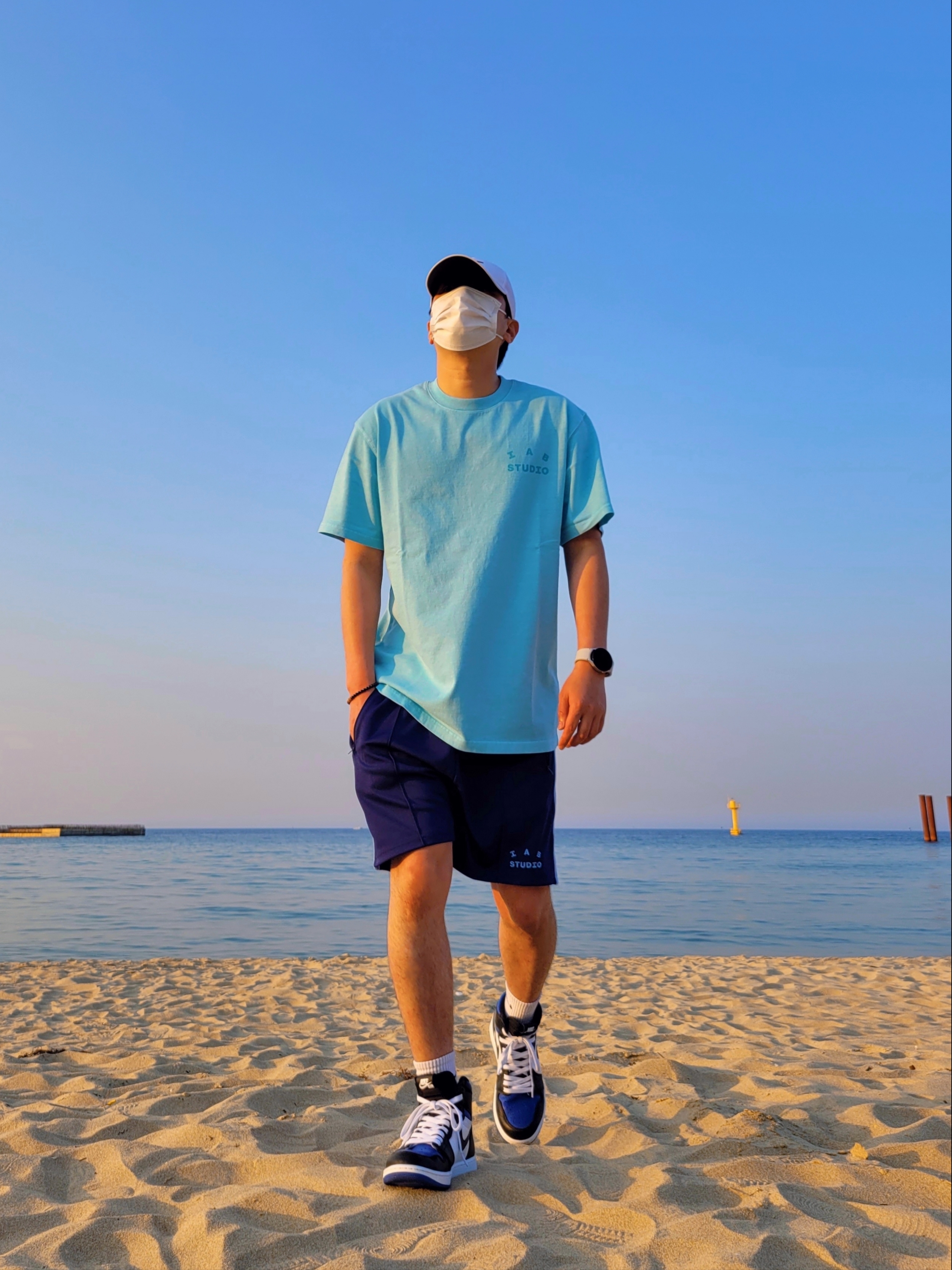Jordan 1 Retro High OG Royal Toe, IAB Studio Pigment T-Shirt Cyan 착용 스타일 - 1