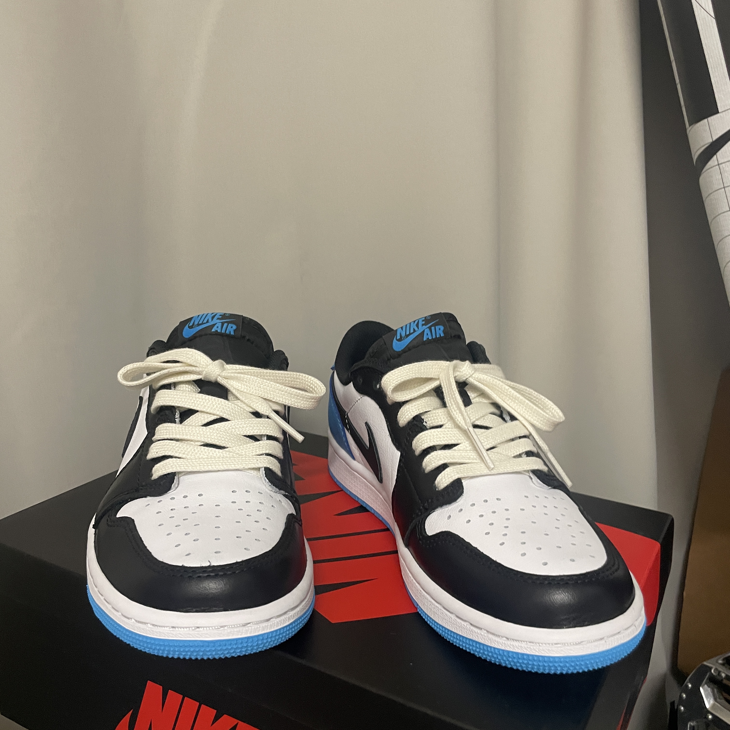 Jordan 1 Retro Low OG Black and Dark Powder Blue 착용 스타일