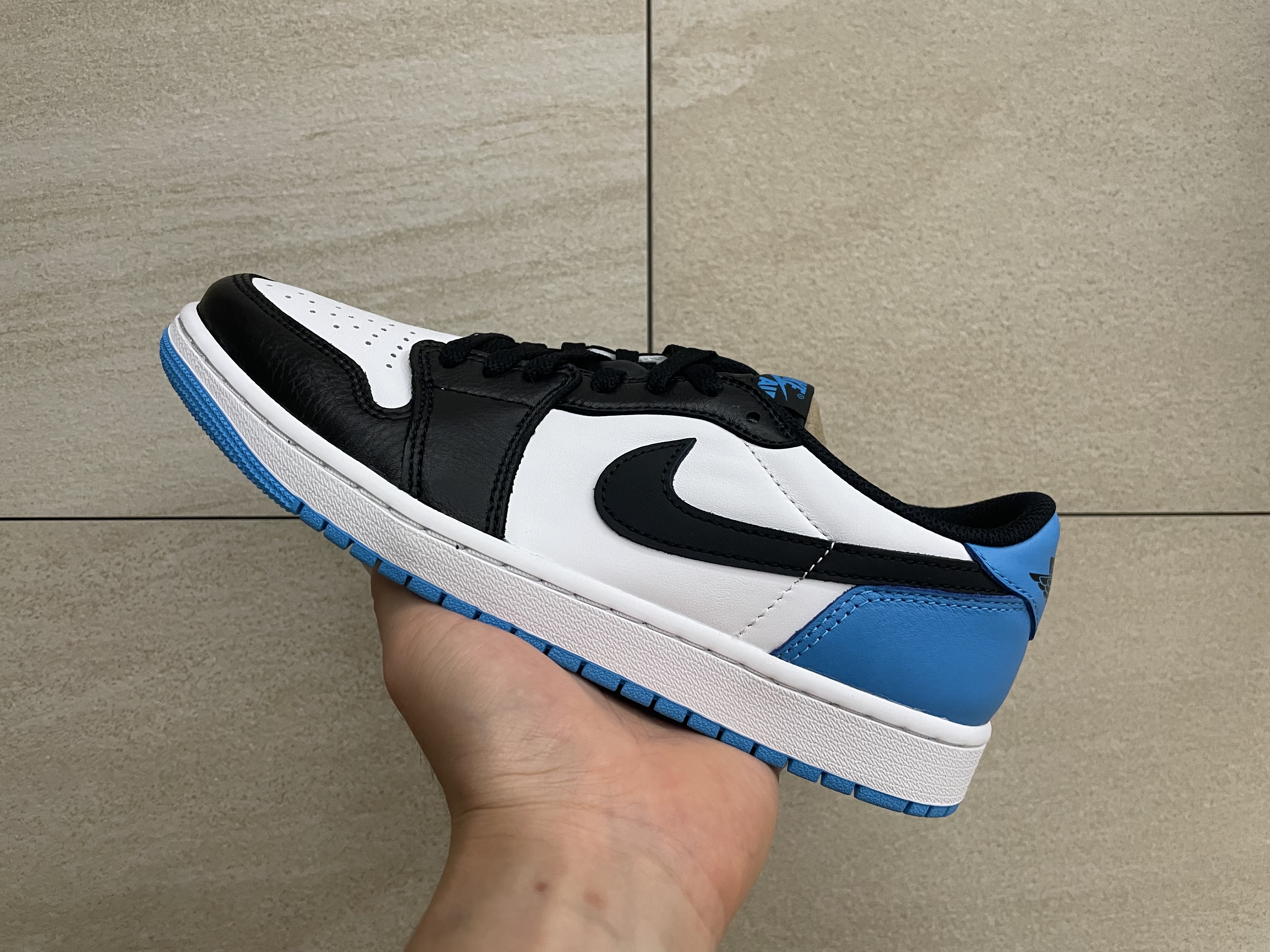 Jordan 1 Retro Low OG Black and Dark Powder Blue 착용 스타일