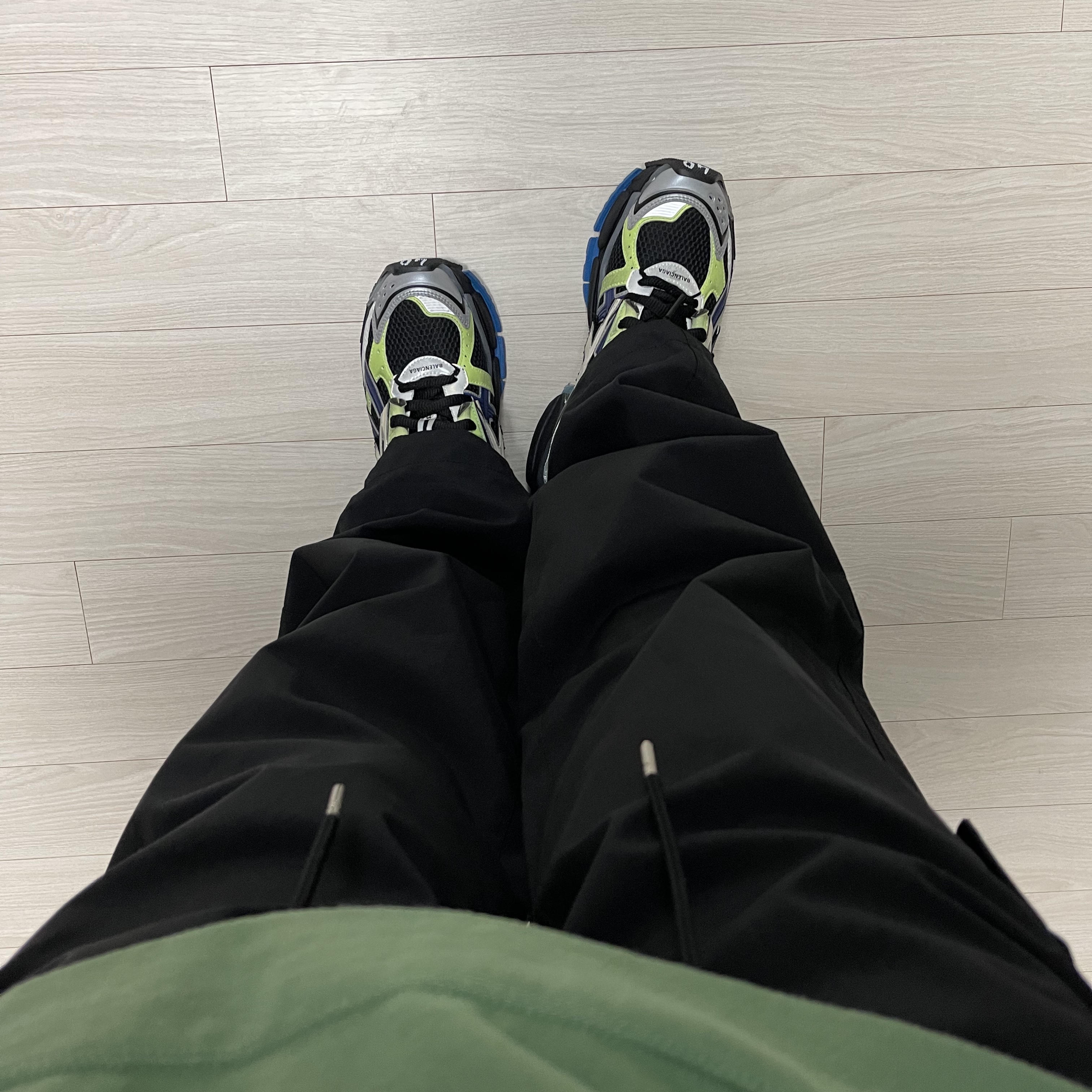 Balenciaga Runner Sneakers Grey Green Blue 착용 스타일 - 1