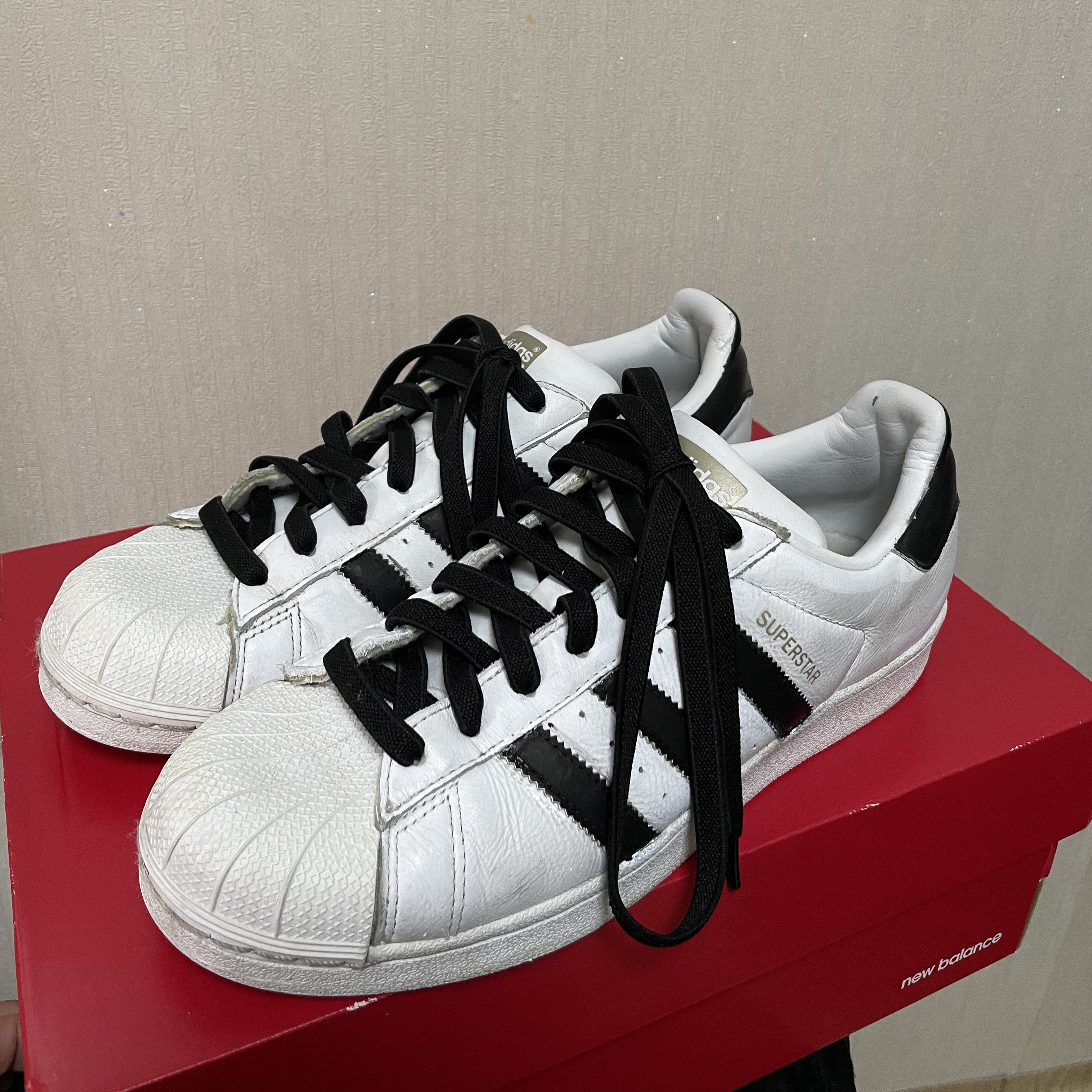 Adidas Superstar White Black 착용 스타일 - 3
