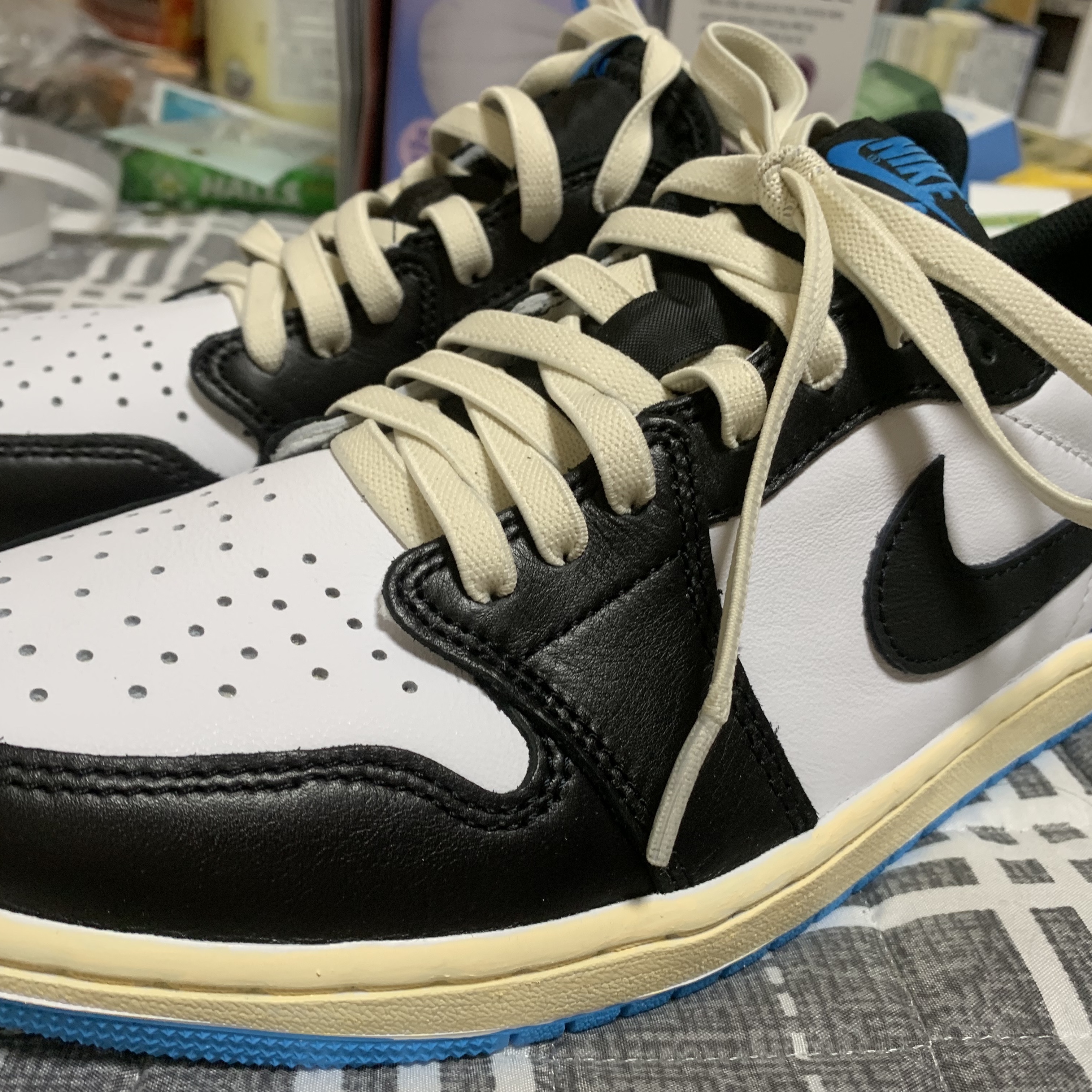 Jordan 1 Retro Low OG Black and Dark Powder Blue 착용 스타일