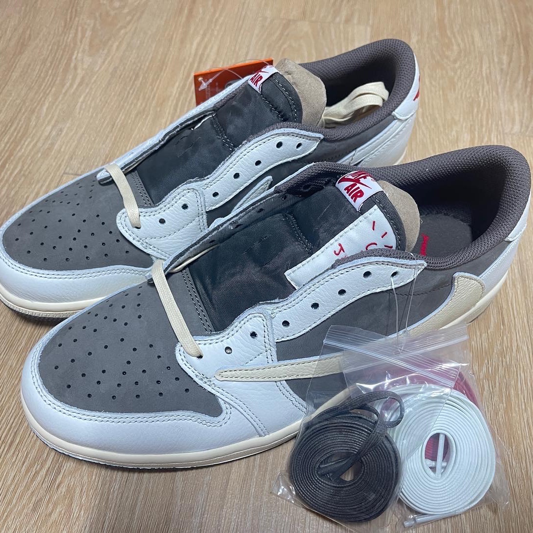 Jordan 1 x Travis Scott Retro Low OG SP Sail and Ridgerock 착용 스타일 - 3