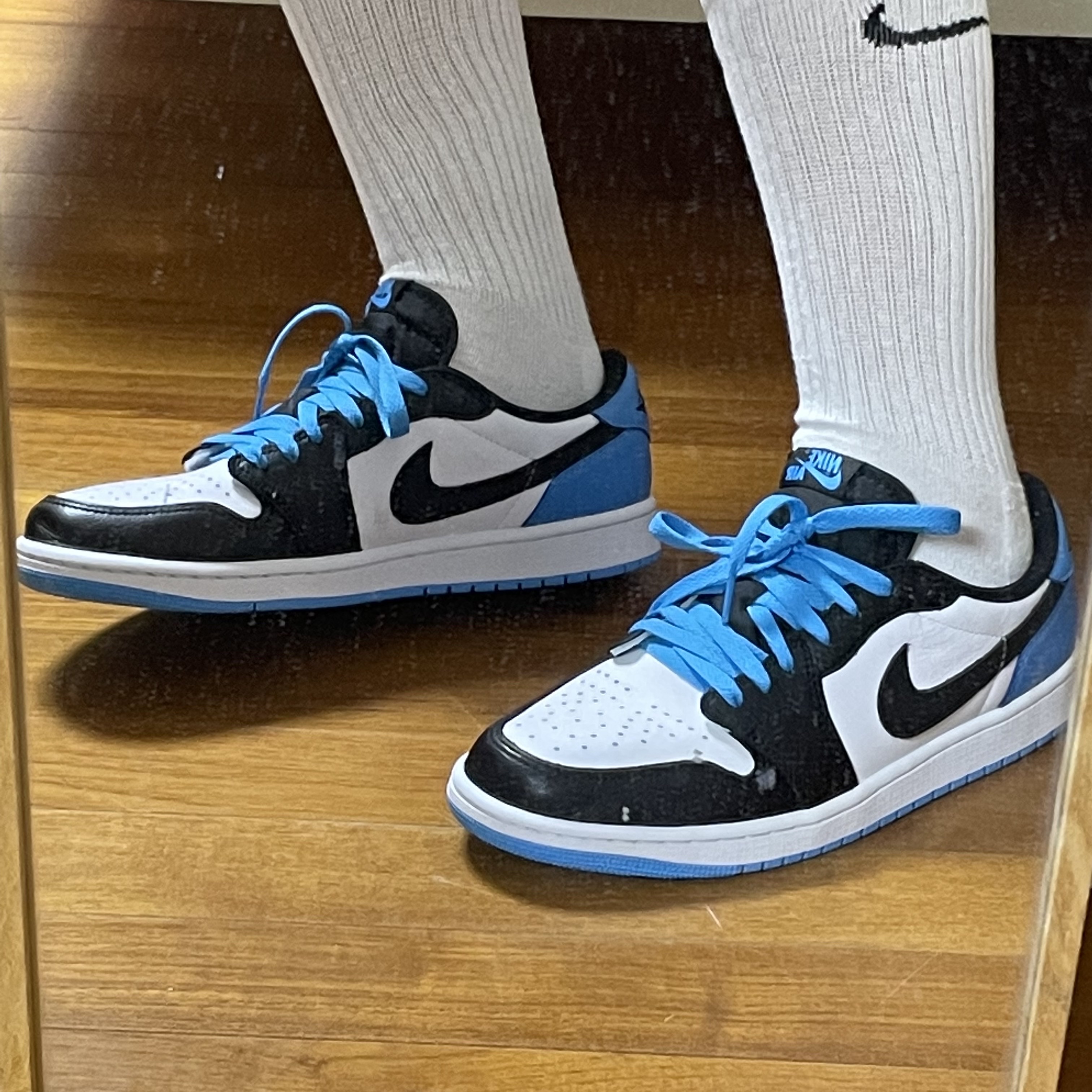Jordan 1 Retro Low OG Black and Dark Powder Blue 착용 스타일 - 1