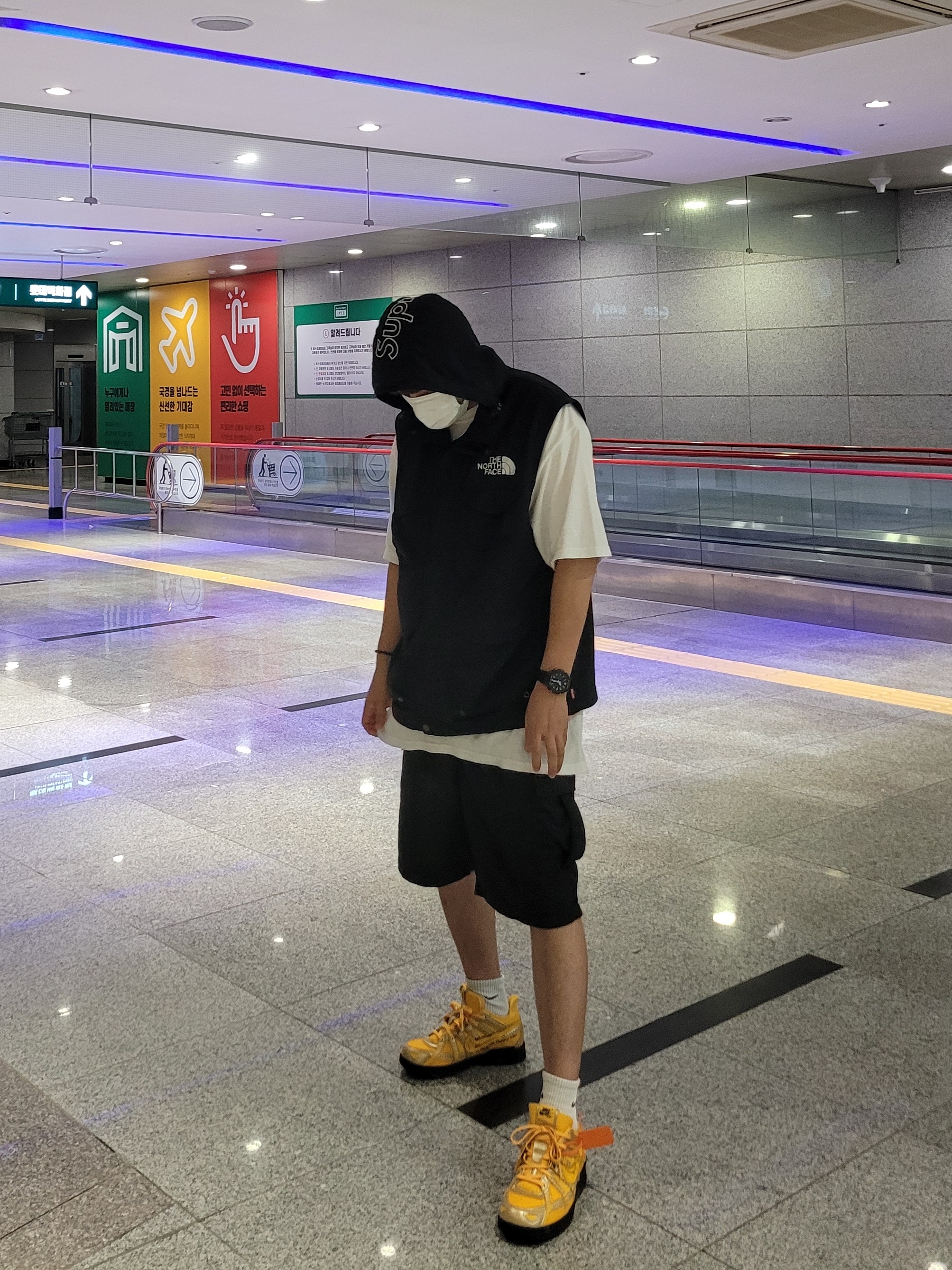 Supreme x The North Face Trekking Convertible Jacket Black - 22SS, Nike x Off-White Air Rubber Dunk University Gold 착용 스타일 - 4