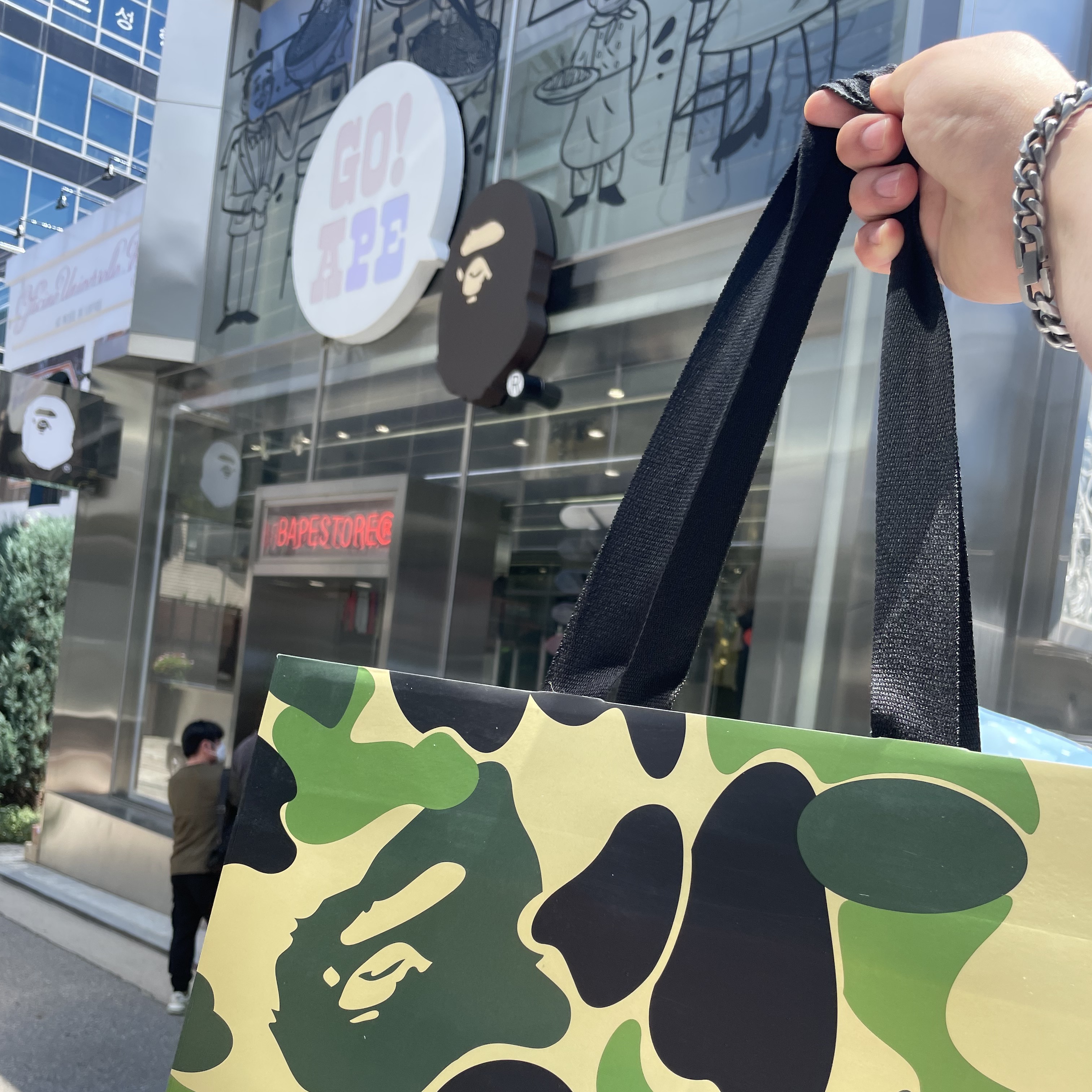New Balance x BAPE 5740 Grey 착용 스타일 - 1