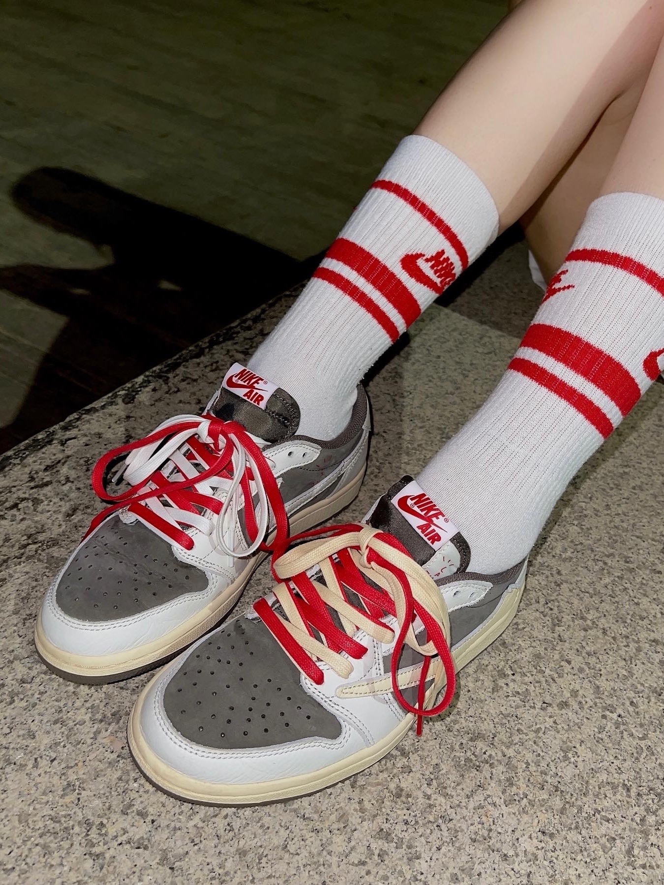 Jordan 1 x Travis Scott Retro Low OG SP Sail and Ridgerock, Apple AirPods Max Lightning Silver (Korean Ver.) 착용 스타일 - 2