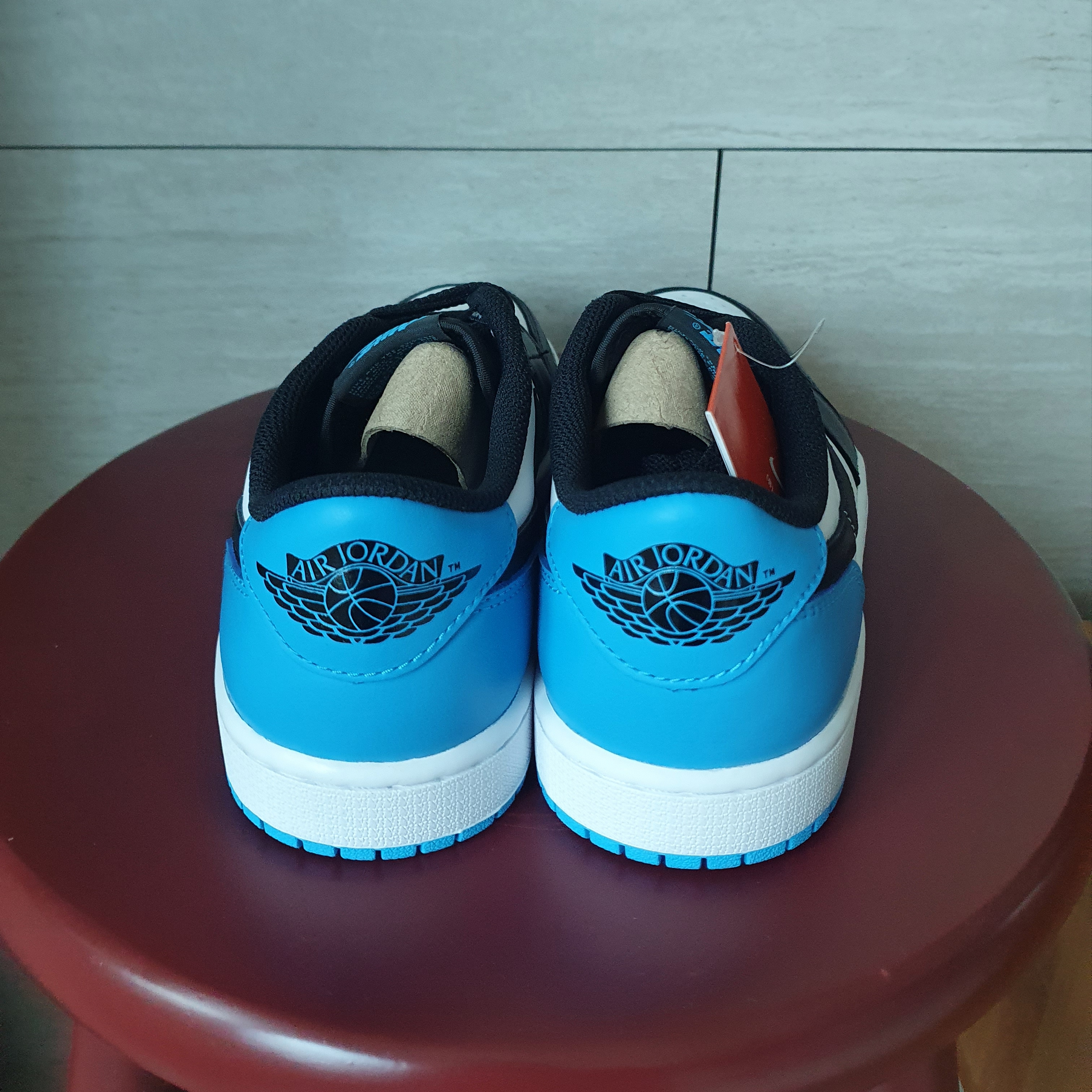 Jordan 1 Retro Low OG Black and Dark Powder Blue 착용 스타일 - 2