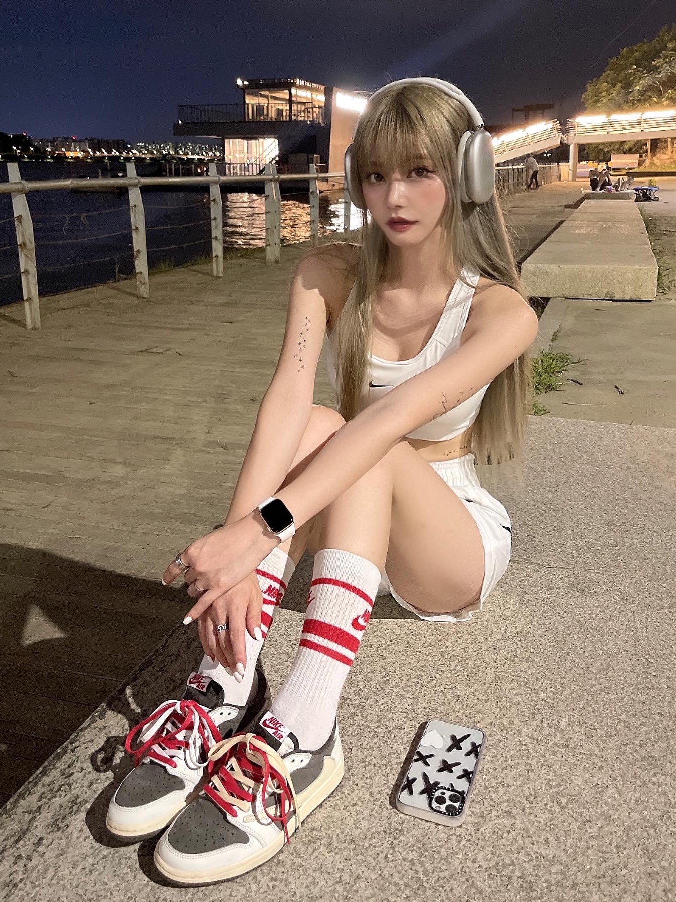 Jordan 1 x Travis Scott Retro Low OG SP Sail and Ridgerock, Apple AirPods Max Lightning Silver (Korean Ver.) 착용 스타일 - 1