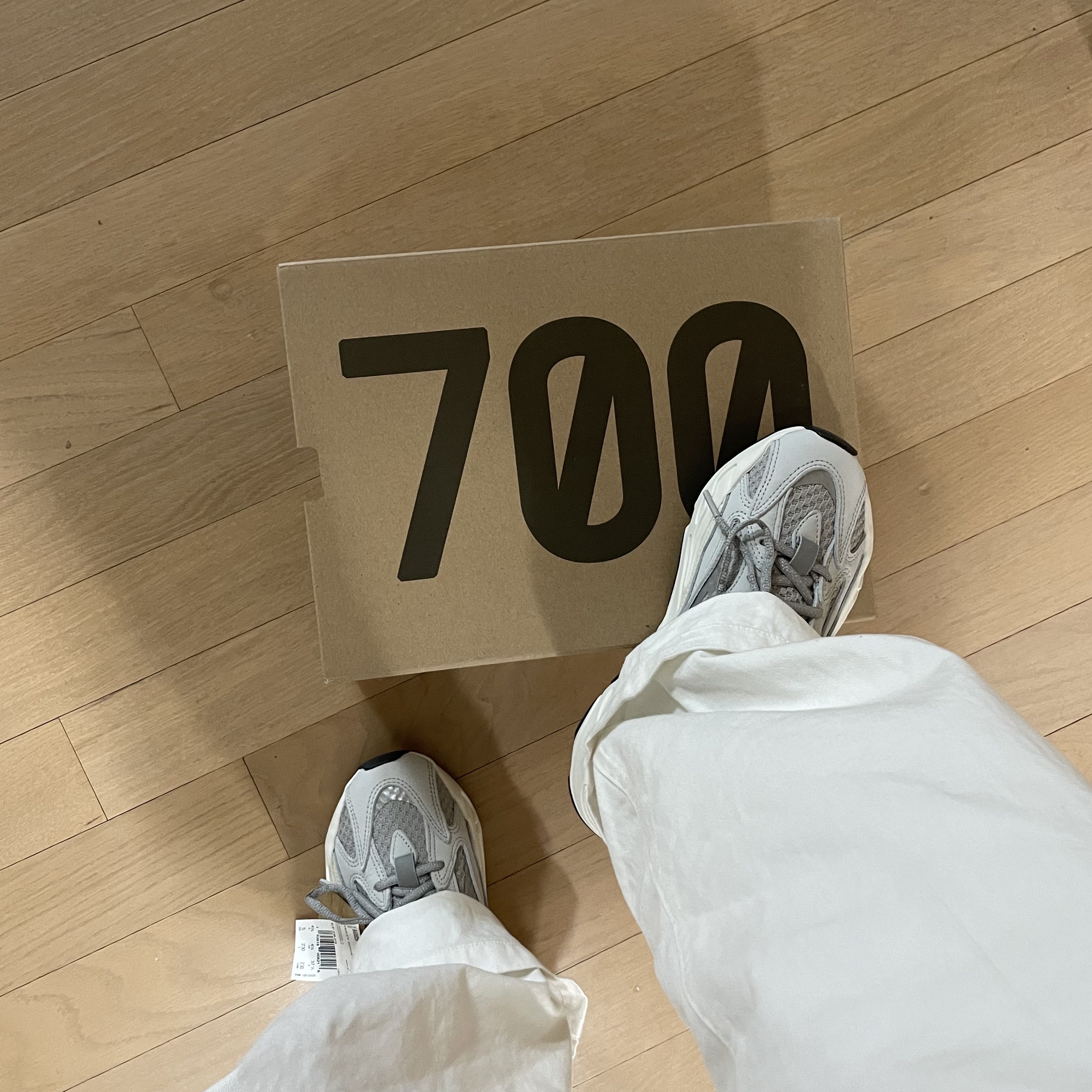 Adidas Yeezy Boost 700 V2 Static 2022 착용 스타일 - 1